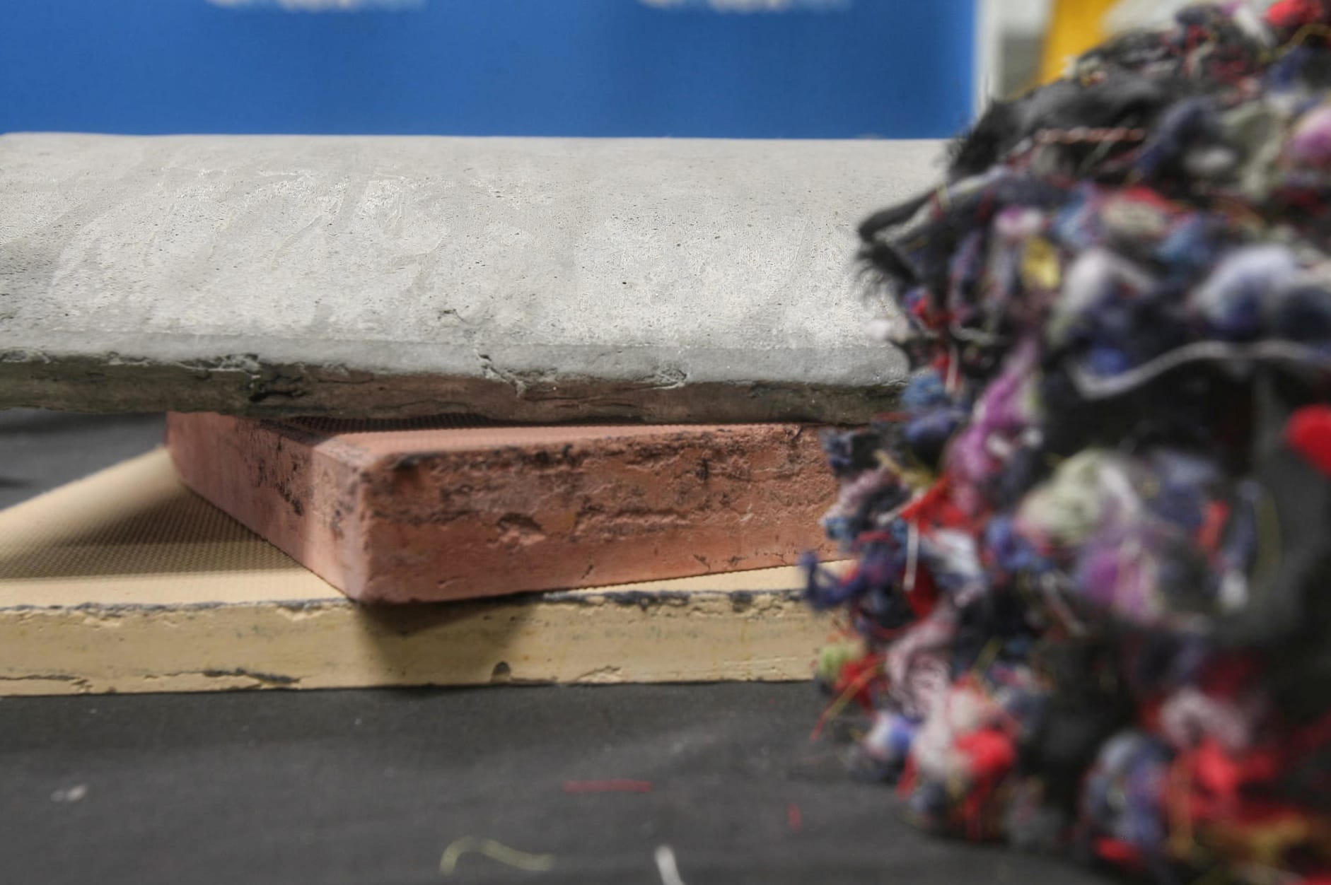 La UPC crea un nou material per a la construcció amb residu de roba usada