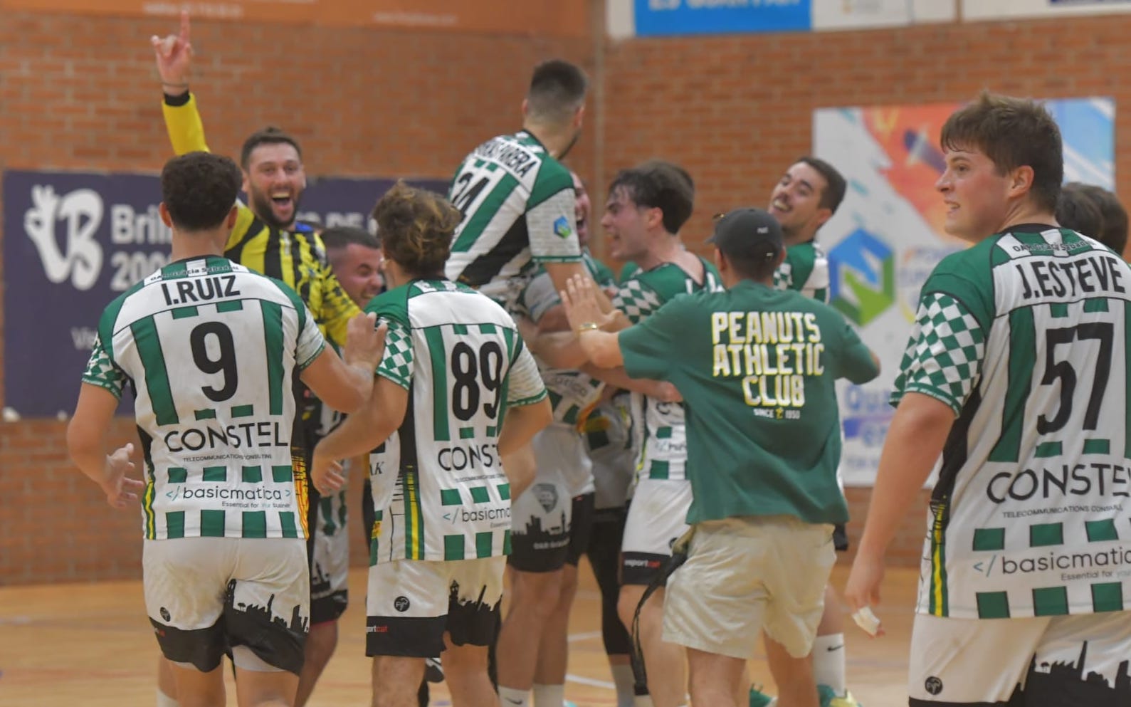 Treballada victòria de l'OAR Gràcia en el derbi amb un gran Bonàs sota pals (28-26)