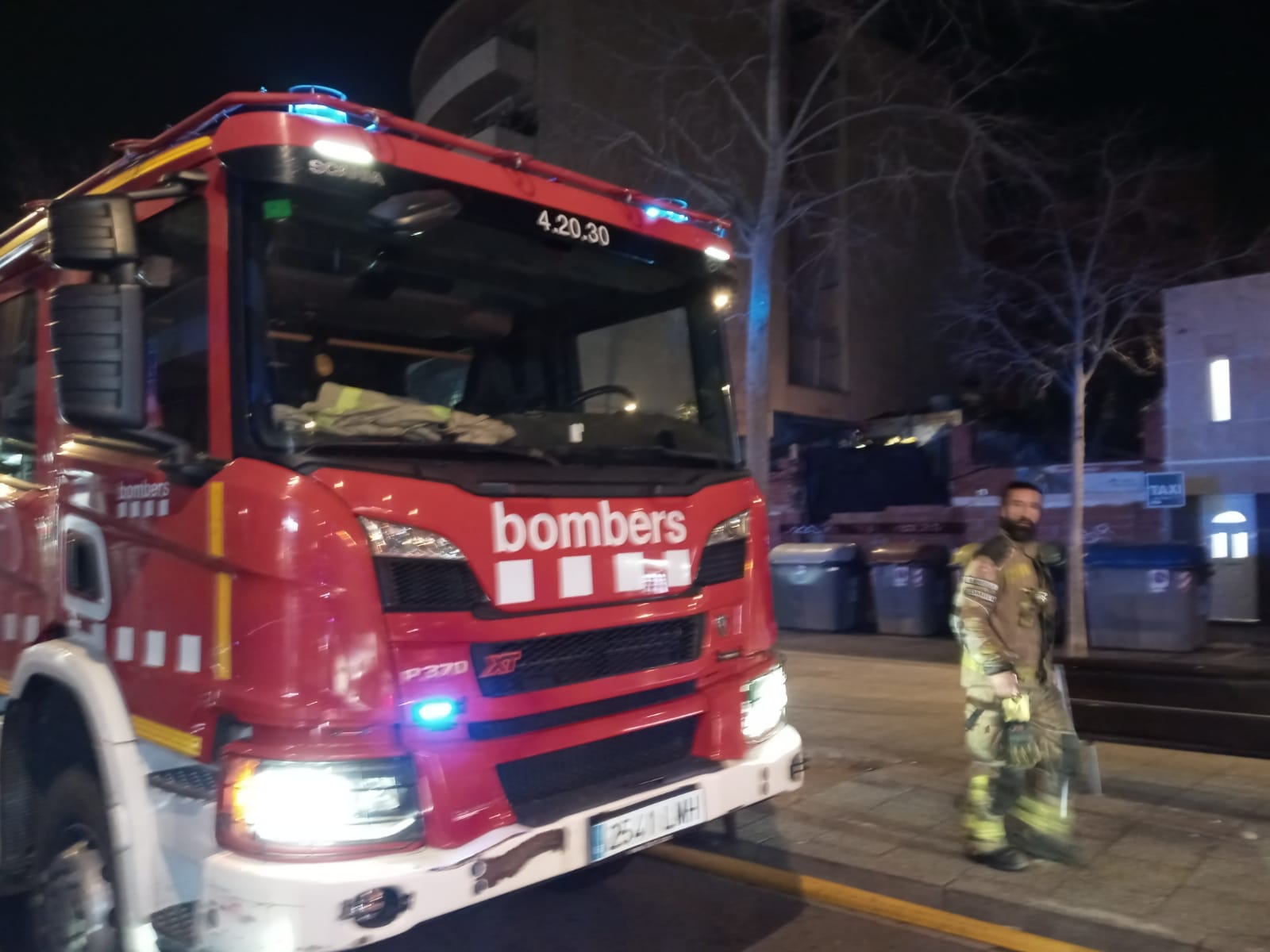 Incendi i perill d'ensorrament en una casa de Terrassa