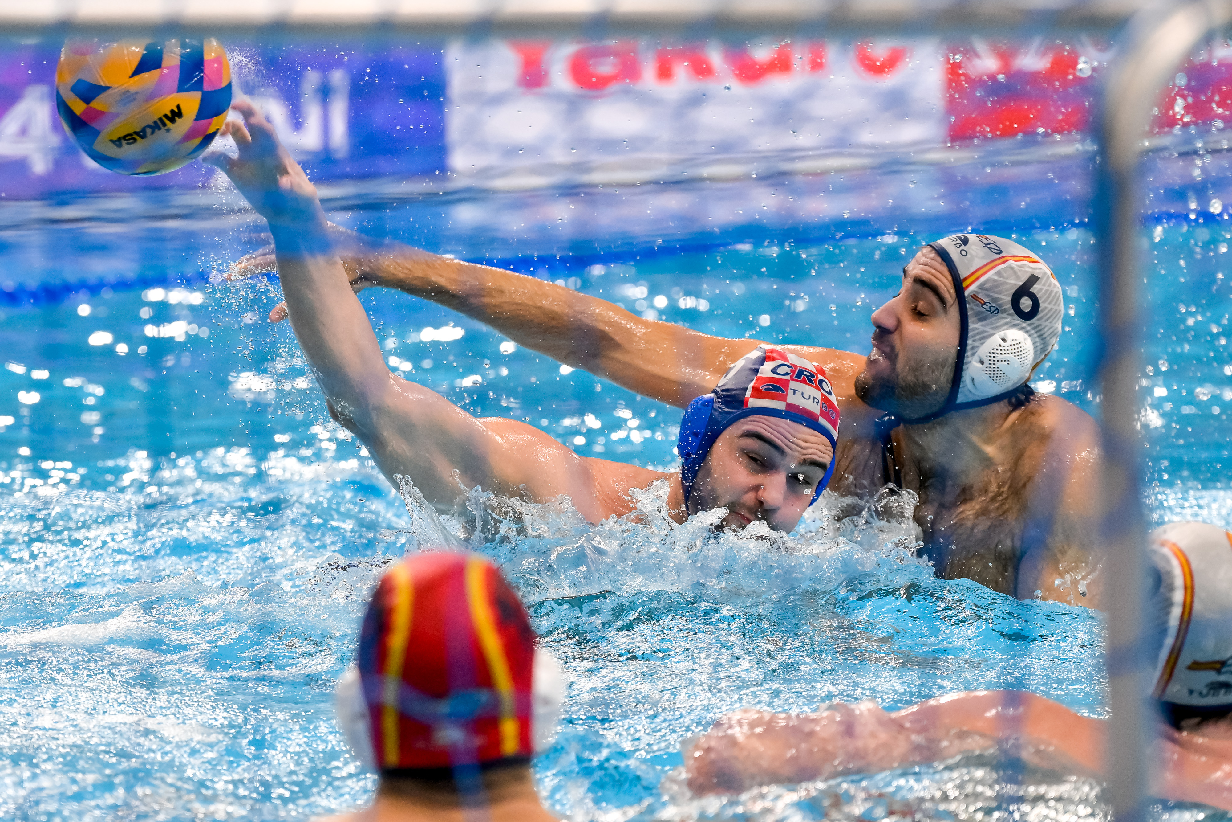 La selecció masculina de waterpolo derrota amb autoritat Croàcia