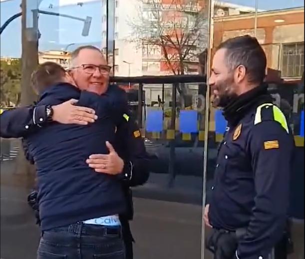 VÍDEO | Emotiu retrobament amb el policia que el va salvar