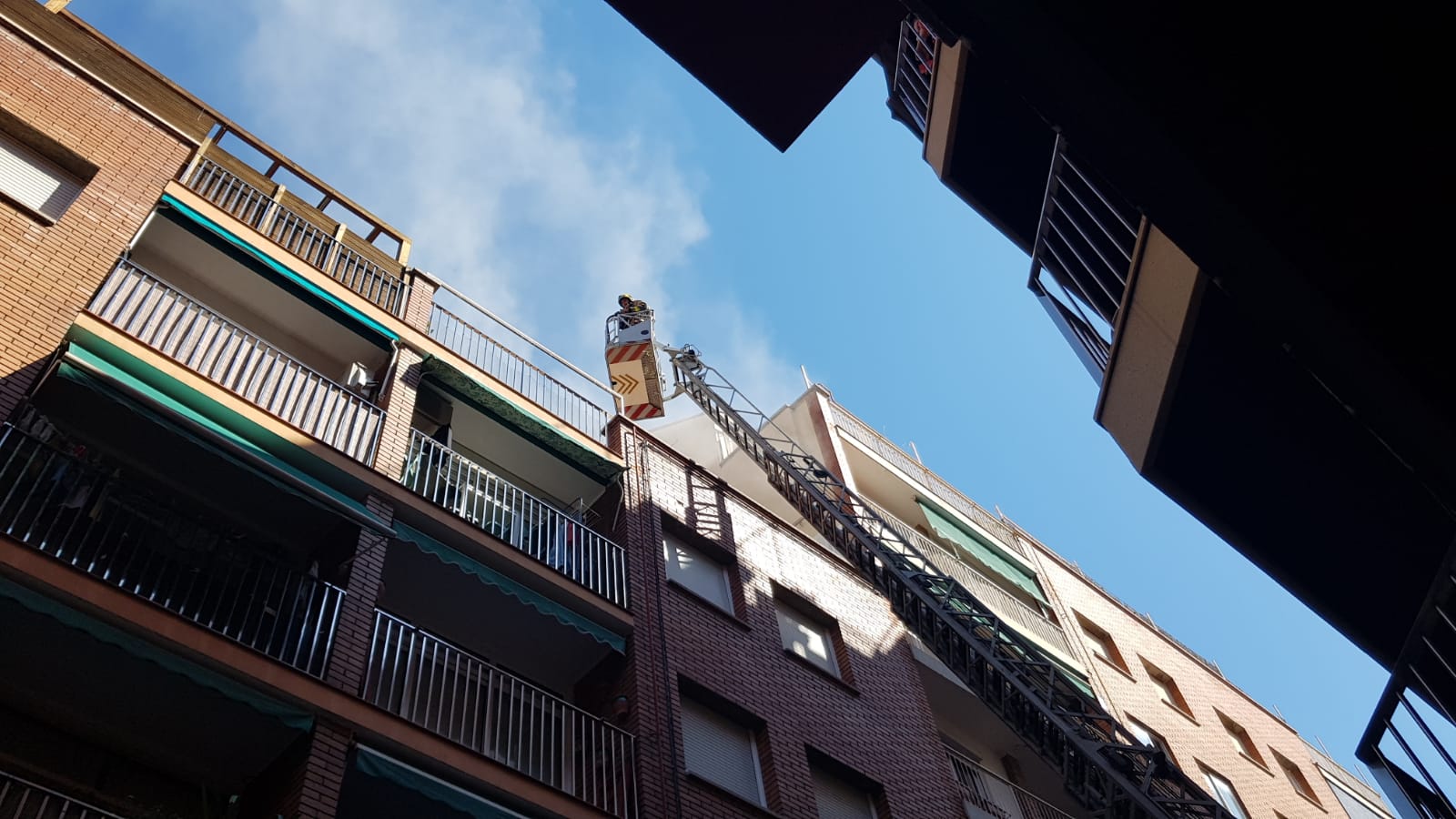 Un incendi en un habitatge al centre de Sant Cugat obliga a confinar els veïns