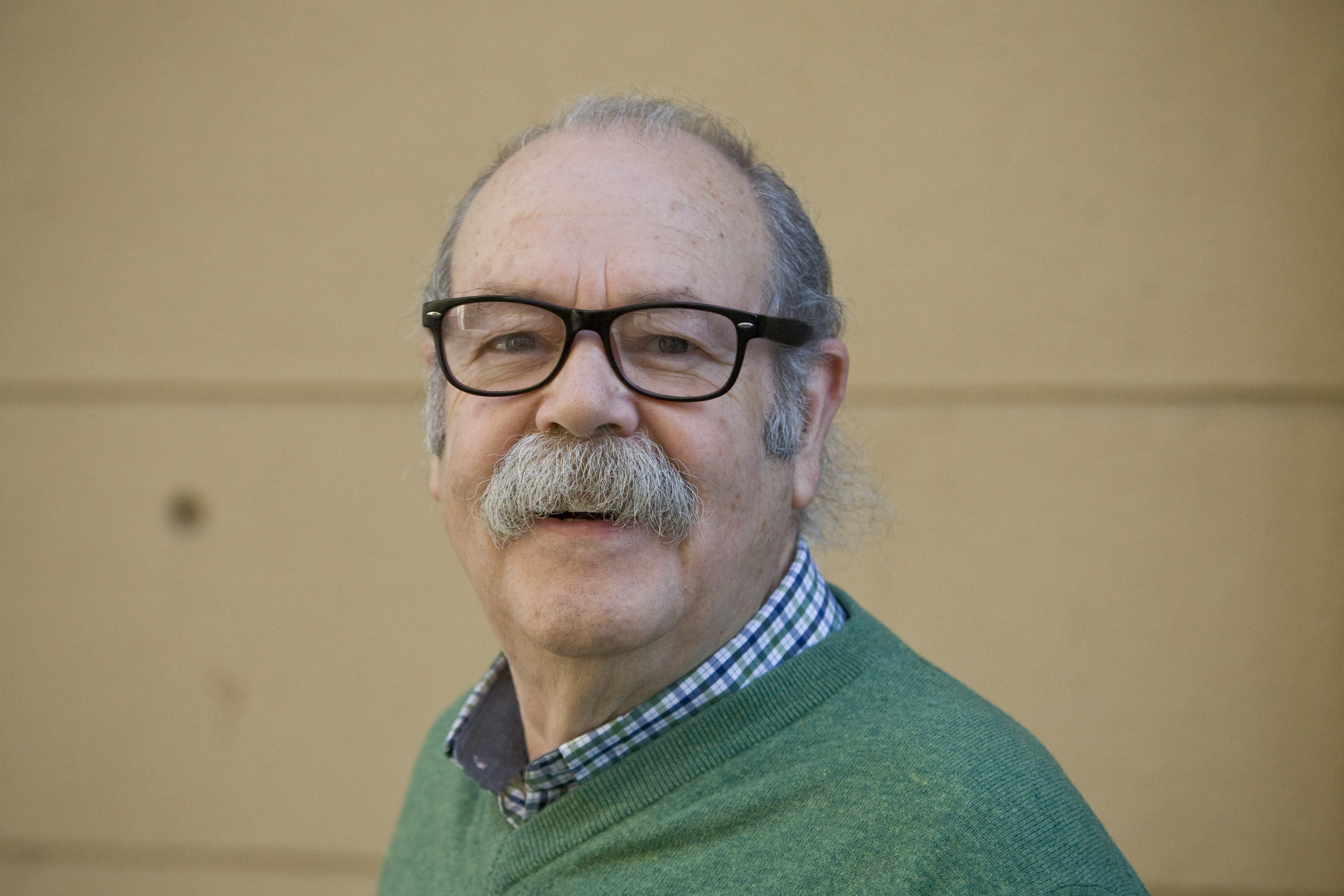 “Soc autodidacte i em considero un servidor de l’art”