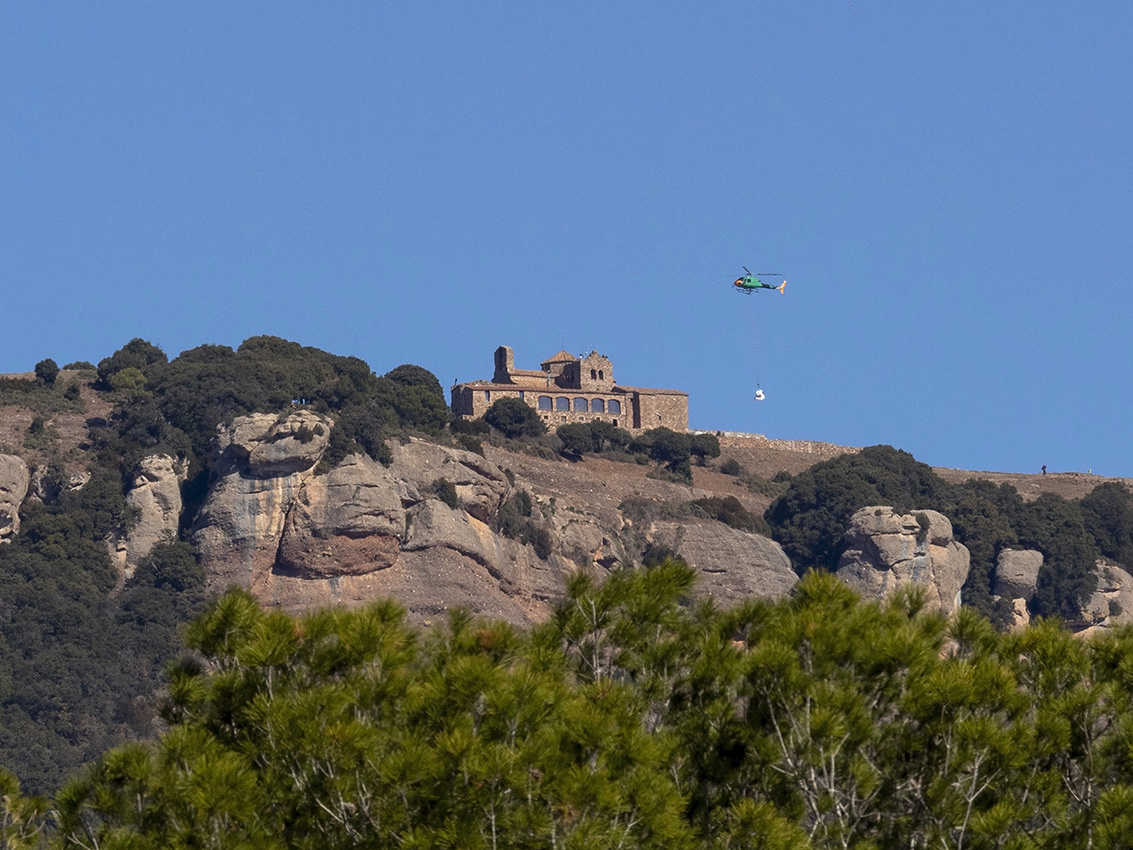 Un helicòpter retira els últims materials de la Mola
