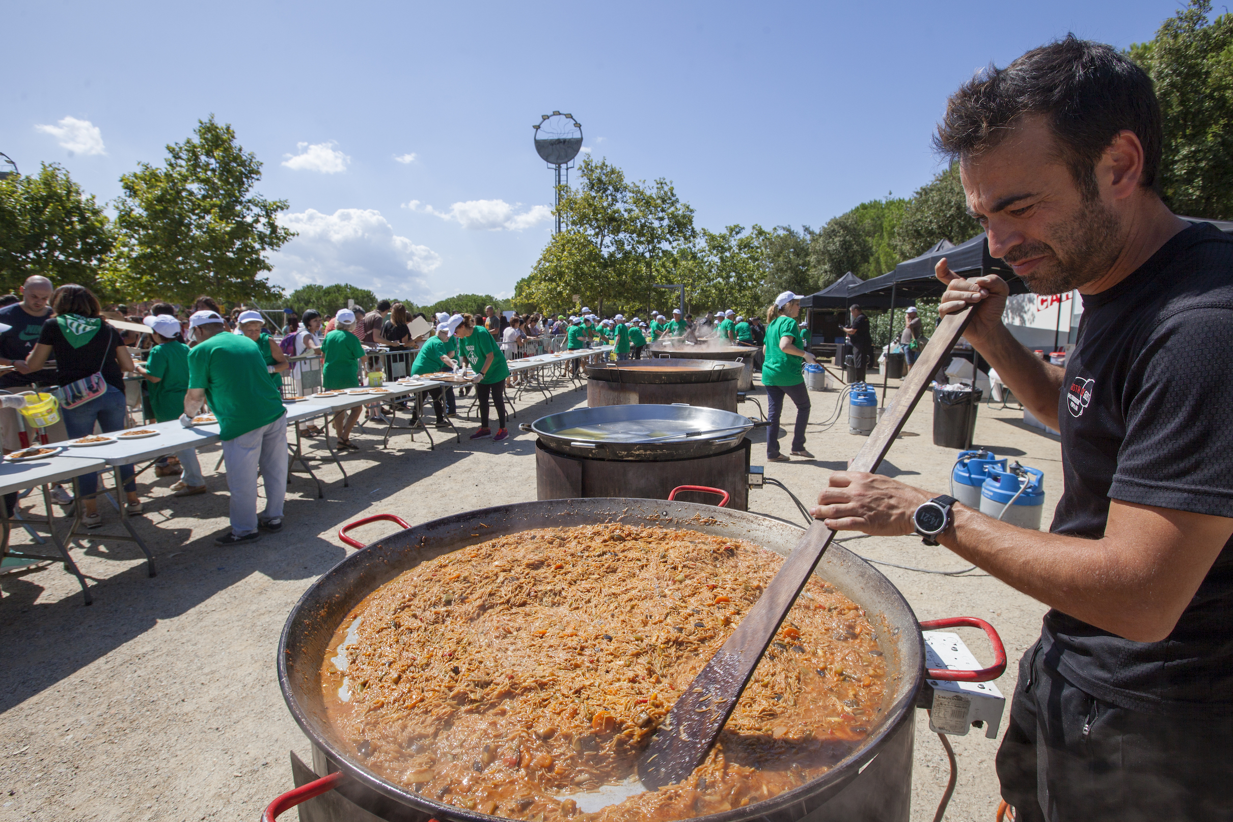 Una fideuà gegant a Sabadell per llepar-se els dits