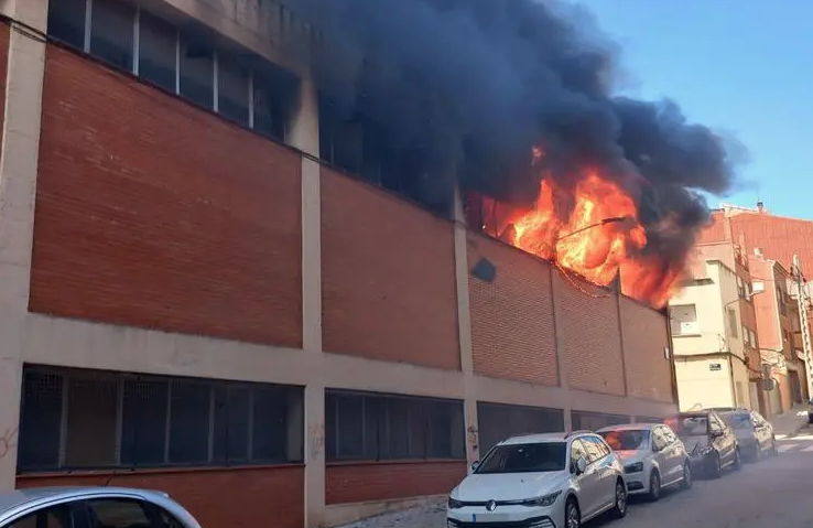 Aparatós incendi en una nau industrial a Terrassa