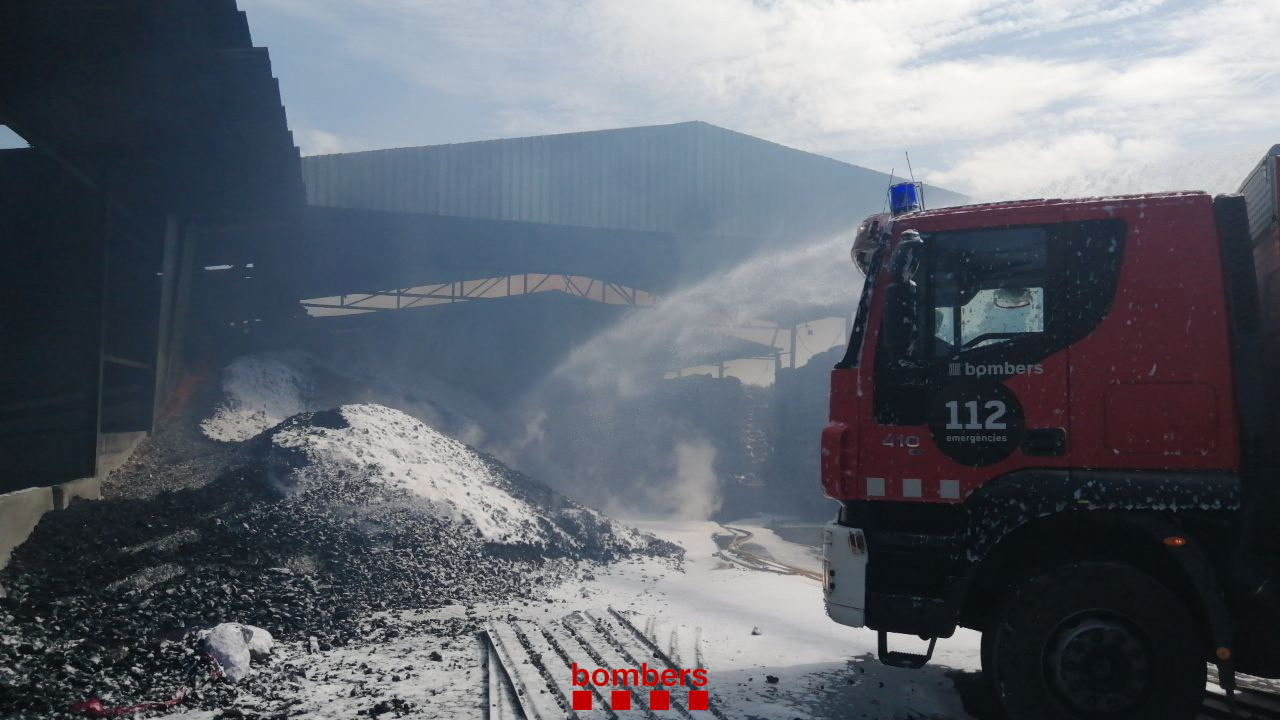 Una màquina podria haver causat l'incendi del magatzem de llenya i carbó