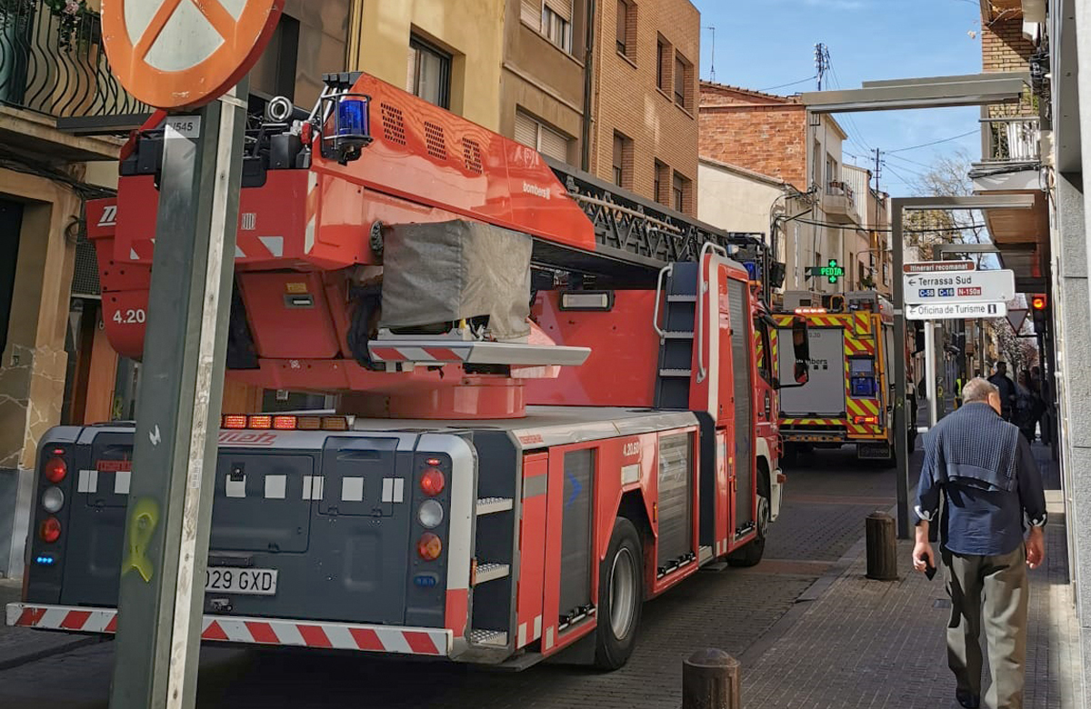 Cauen trossos d'una façana en ple Centre de Terrassa