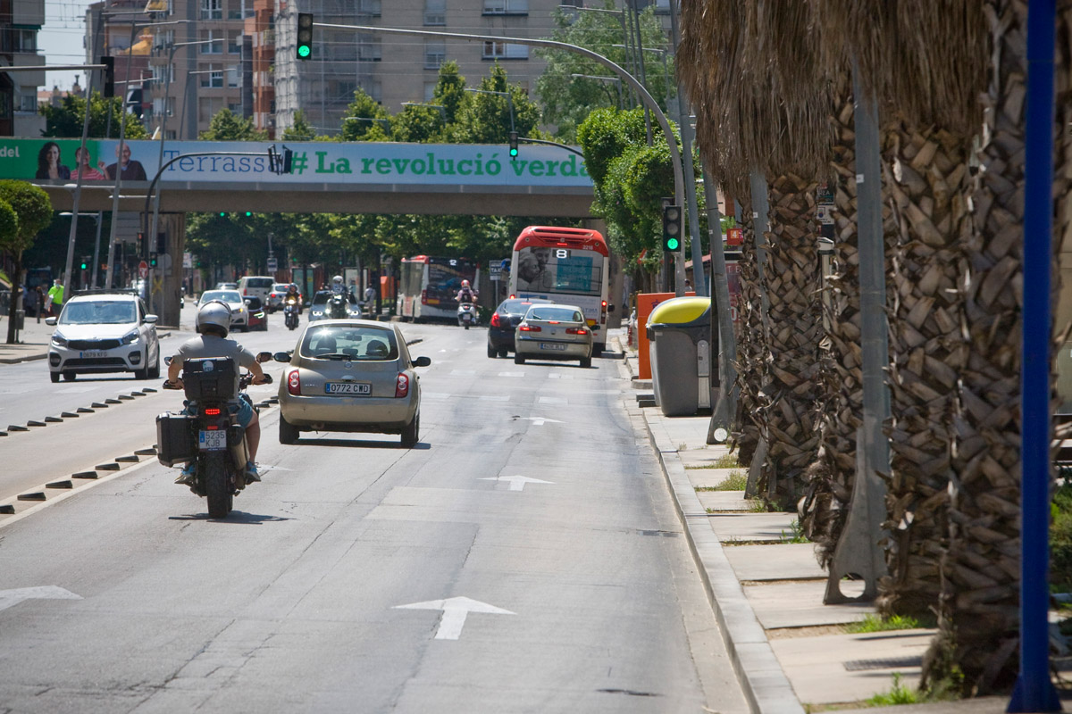 Dos ferits en topar un cotxe i una moto a Terrassa