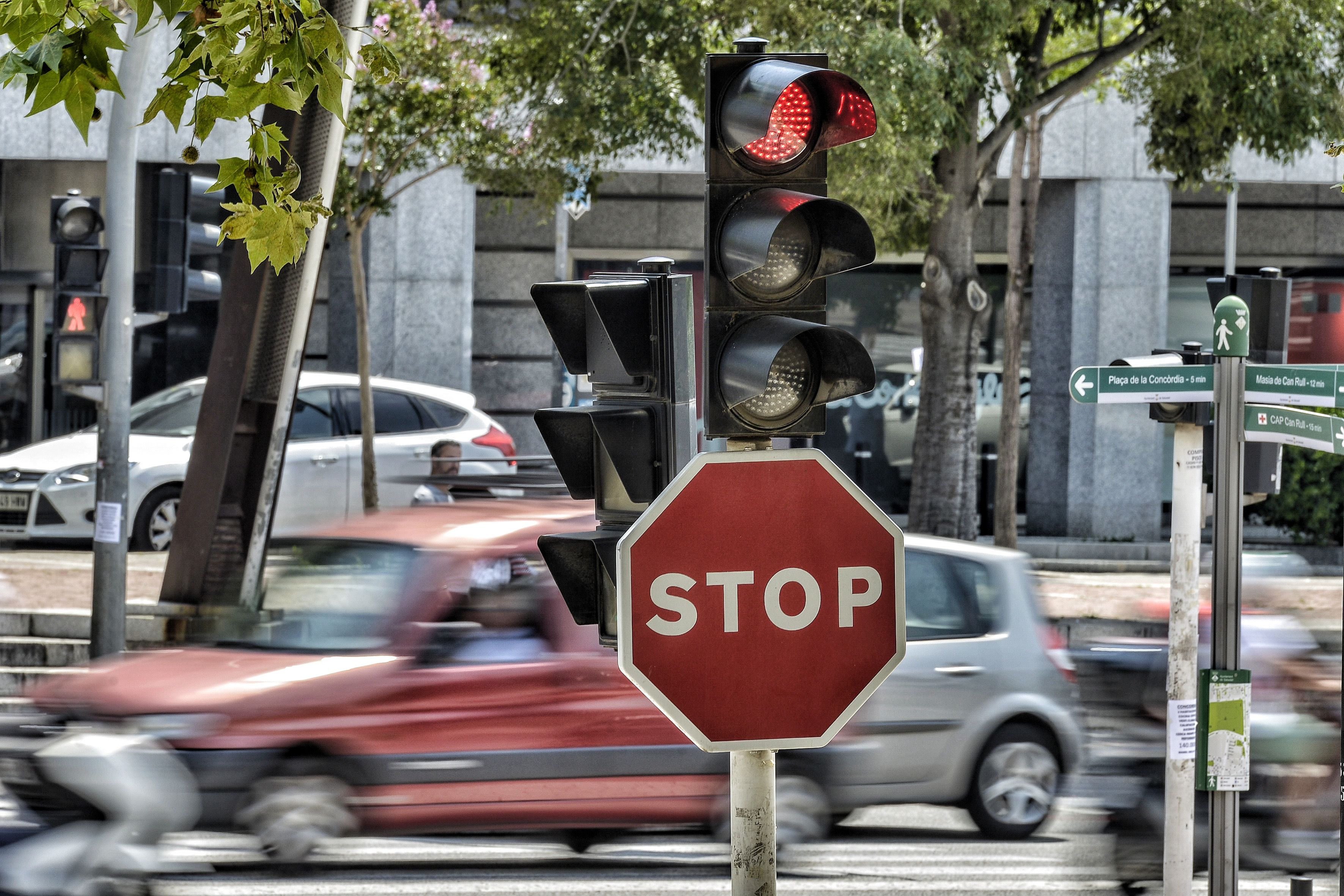 Semàfors en vermell, accidents i conductors beguts: balanç del cap de setmana a les carreteres
