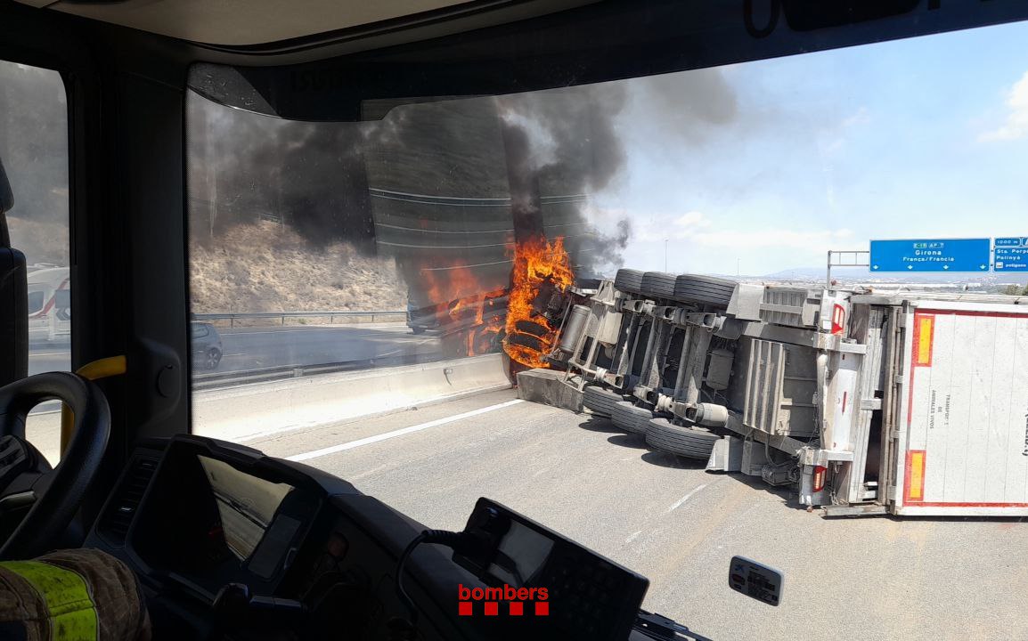 Espectacular accident a l'AP-7 per un xoc entre un turisme i un camió que transportava porcs