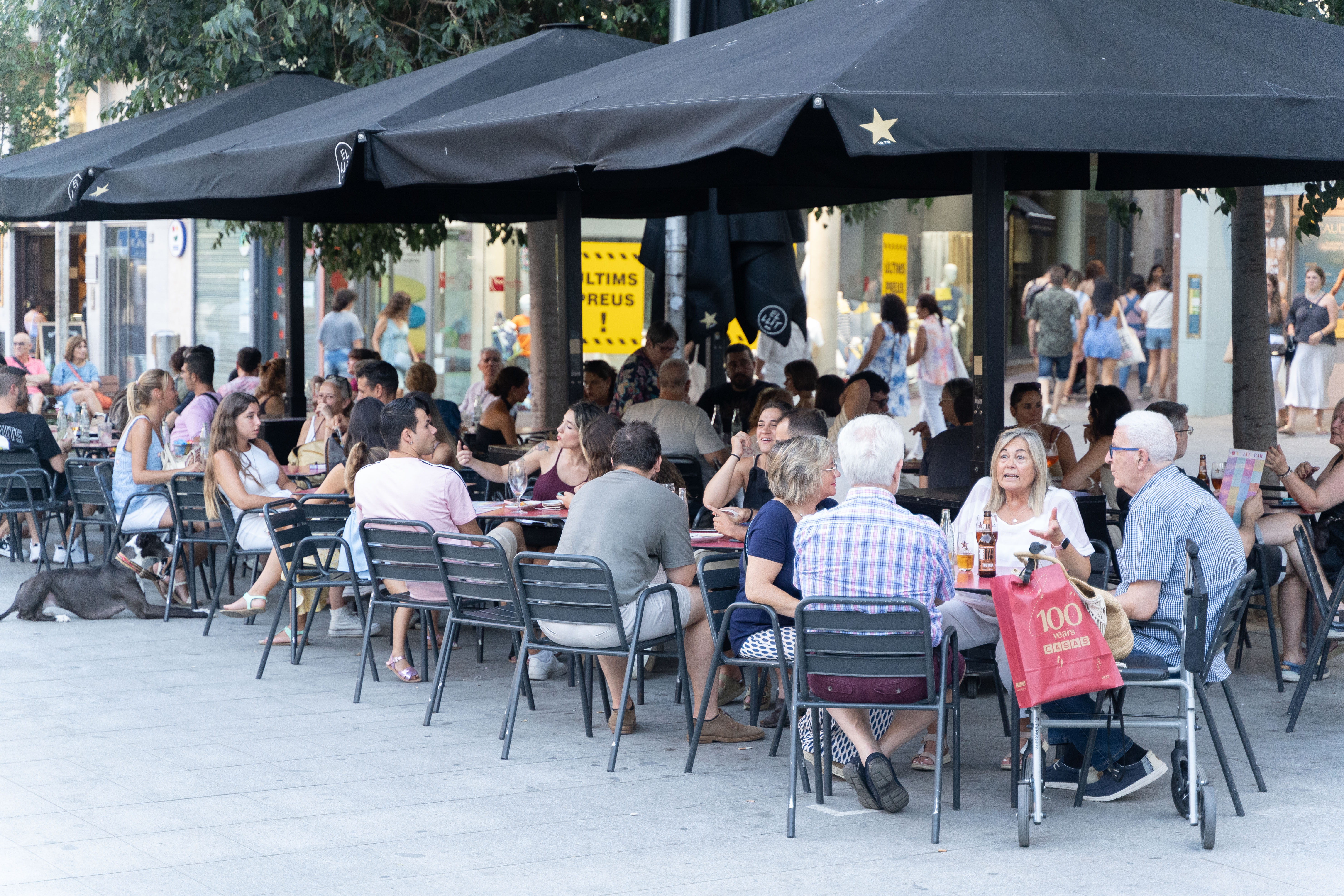 Bars i terrasses plenes al Passeig: 