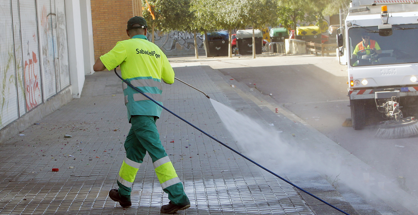 Una família conflictiva apallissa un escombriaire de Sabadell en ple carrer