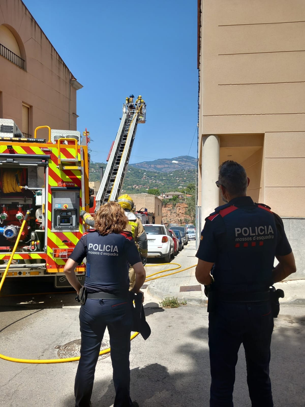Un robatori amb força i un incendi simultanis i a pocs metres a Castellar