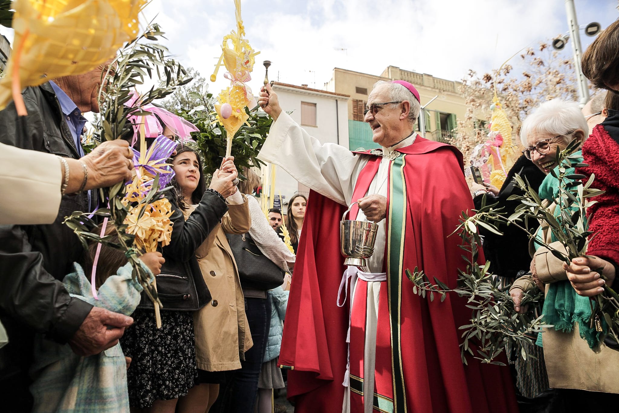 Branques d’olivera i palmes alçades per celebrar el diumenge de Rams