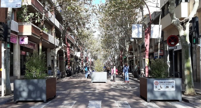 Rebaixes d'estiu: els comerços surten al carrer amb descomptes