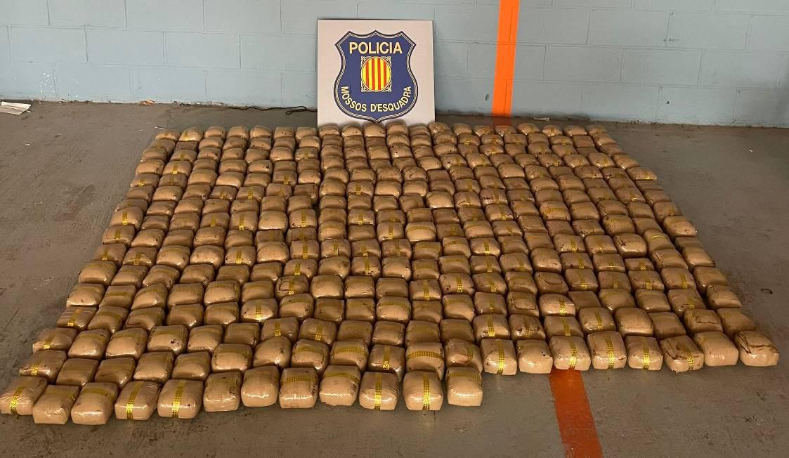 Enxampat amb gairebé 400 kg d’haixix al cotxe