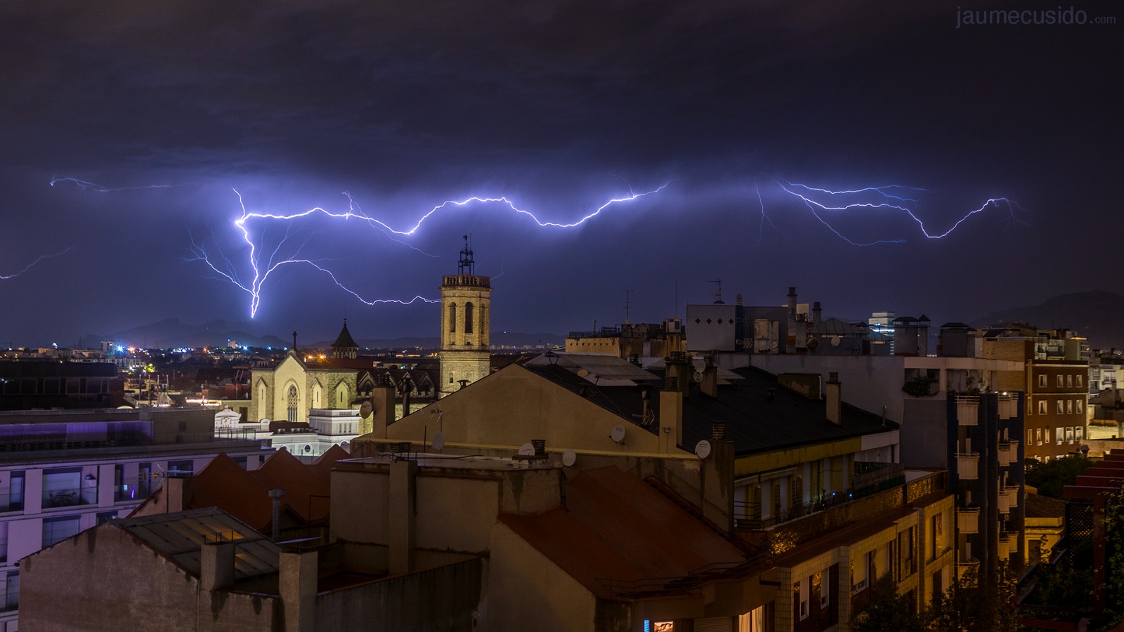 FOTOS | Les espectaculars pluges deixen més d'una vintena d'incidències a la regió de Sabadell