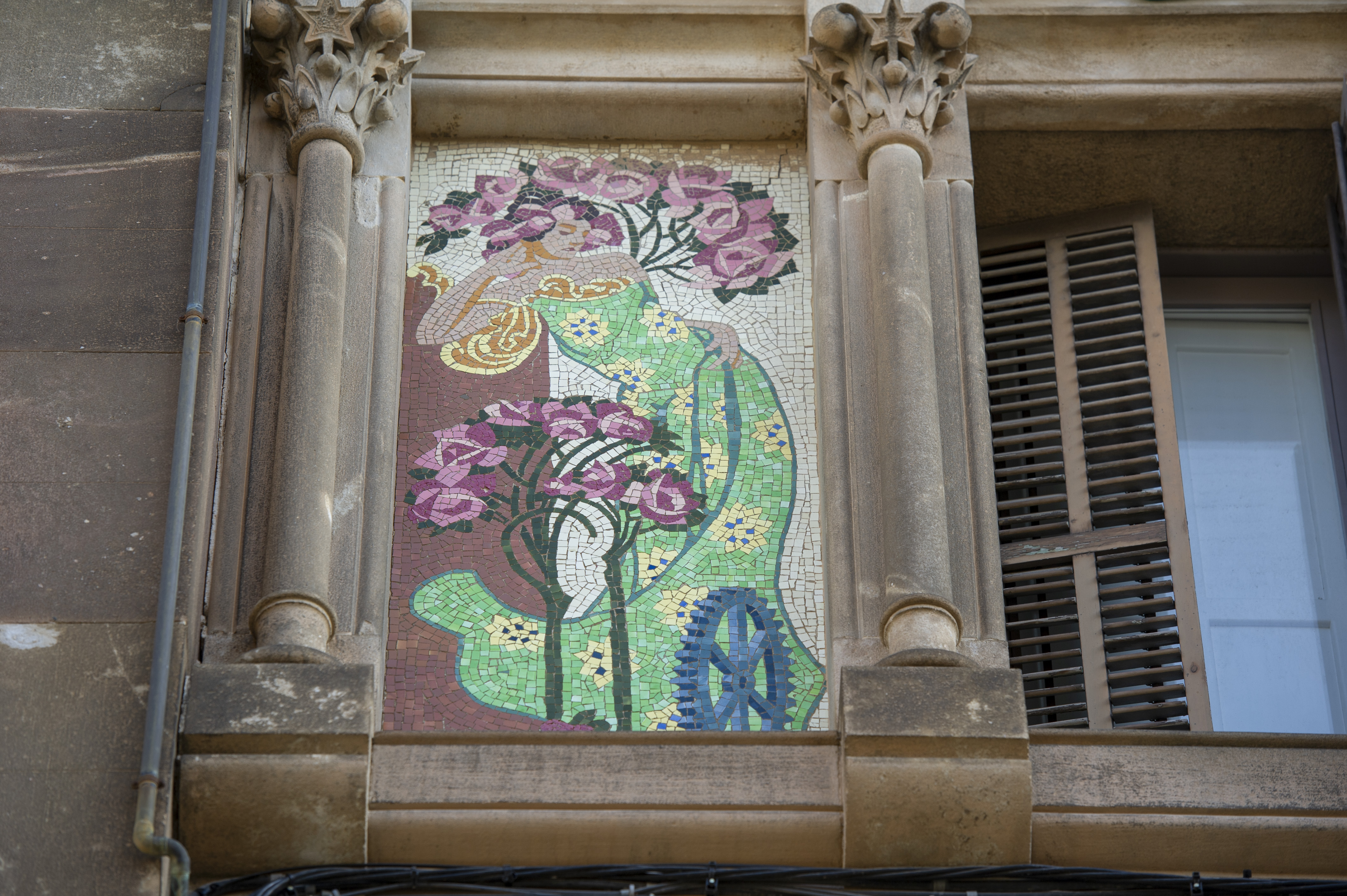 Saps on són... aquests mosaics que simulen ser columnes a Terrassa?