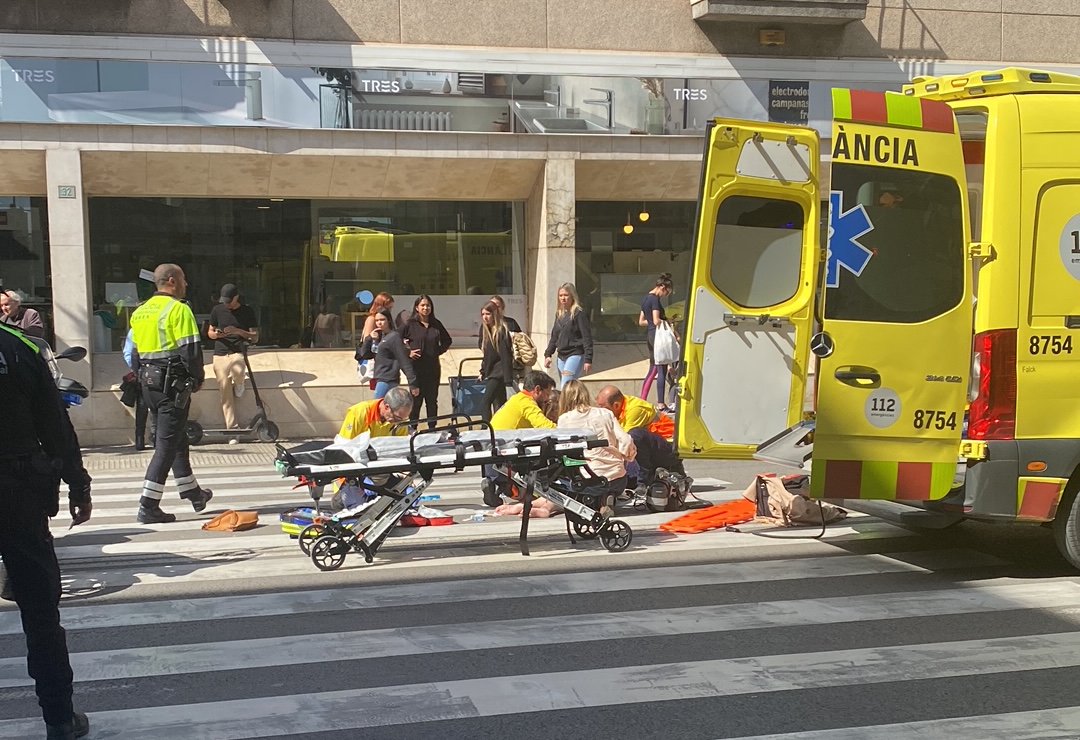 Un camió de la brossa atropella una dona gran a Terrassa