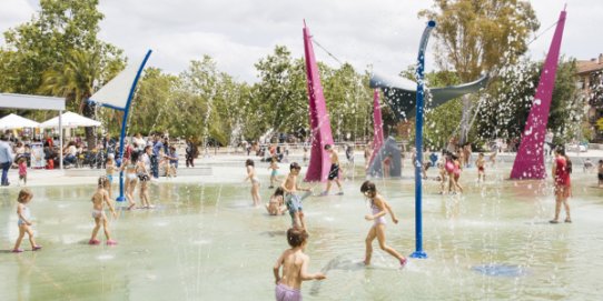 Els jocs d’aigua de la plaça de Catalunya de Castellar s'obriran aquest dissabte
