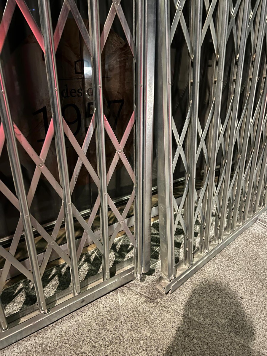 Detingut per un robatori en un comerç del Centre de Terrassa