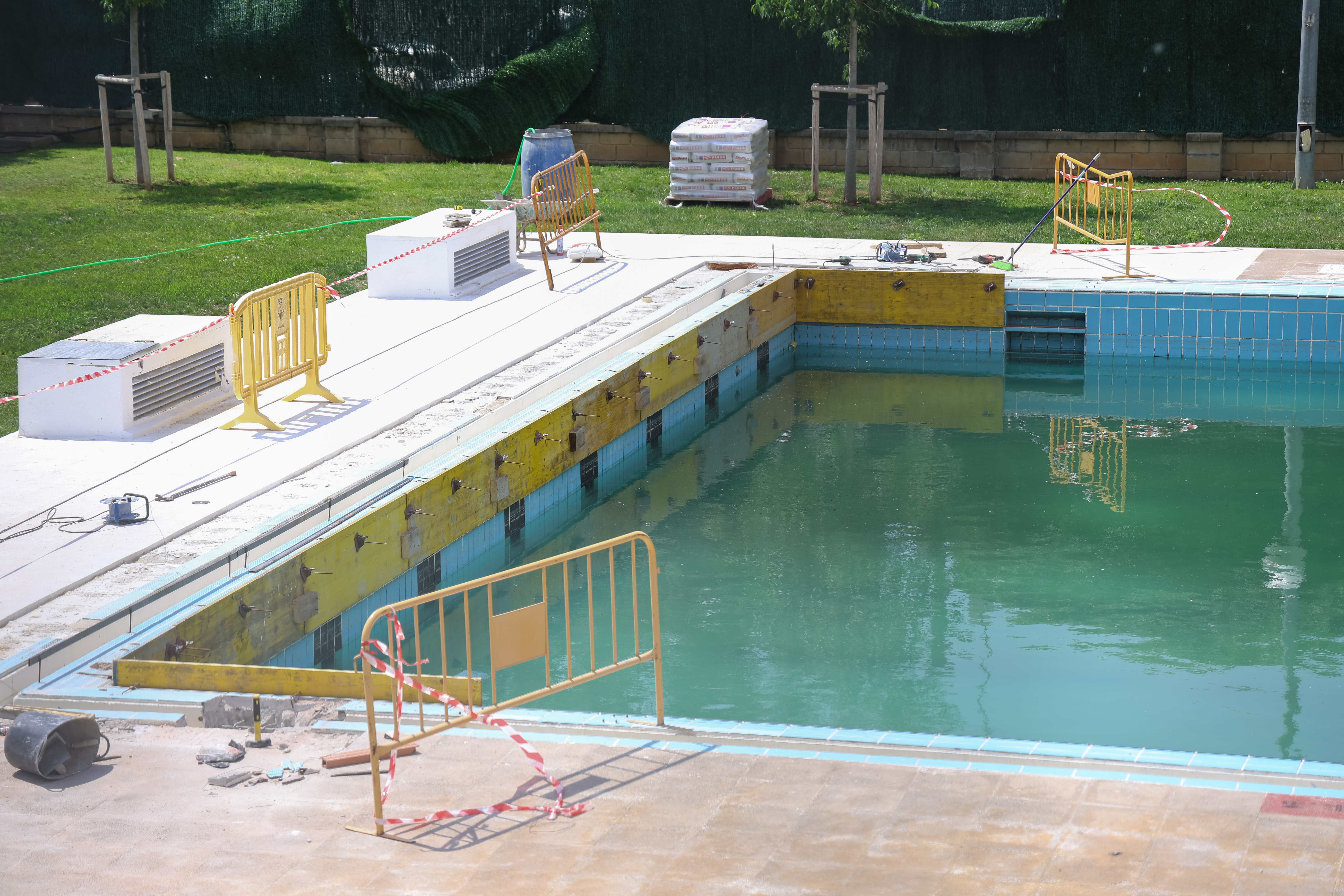 FOTOS | La piscina de Ca n'Oriac, un equipament marcat per les obres i els contratemps