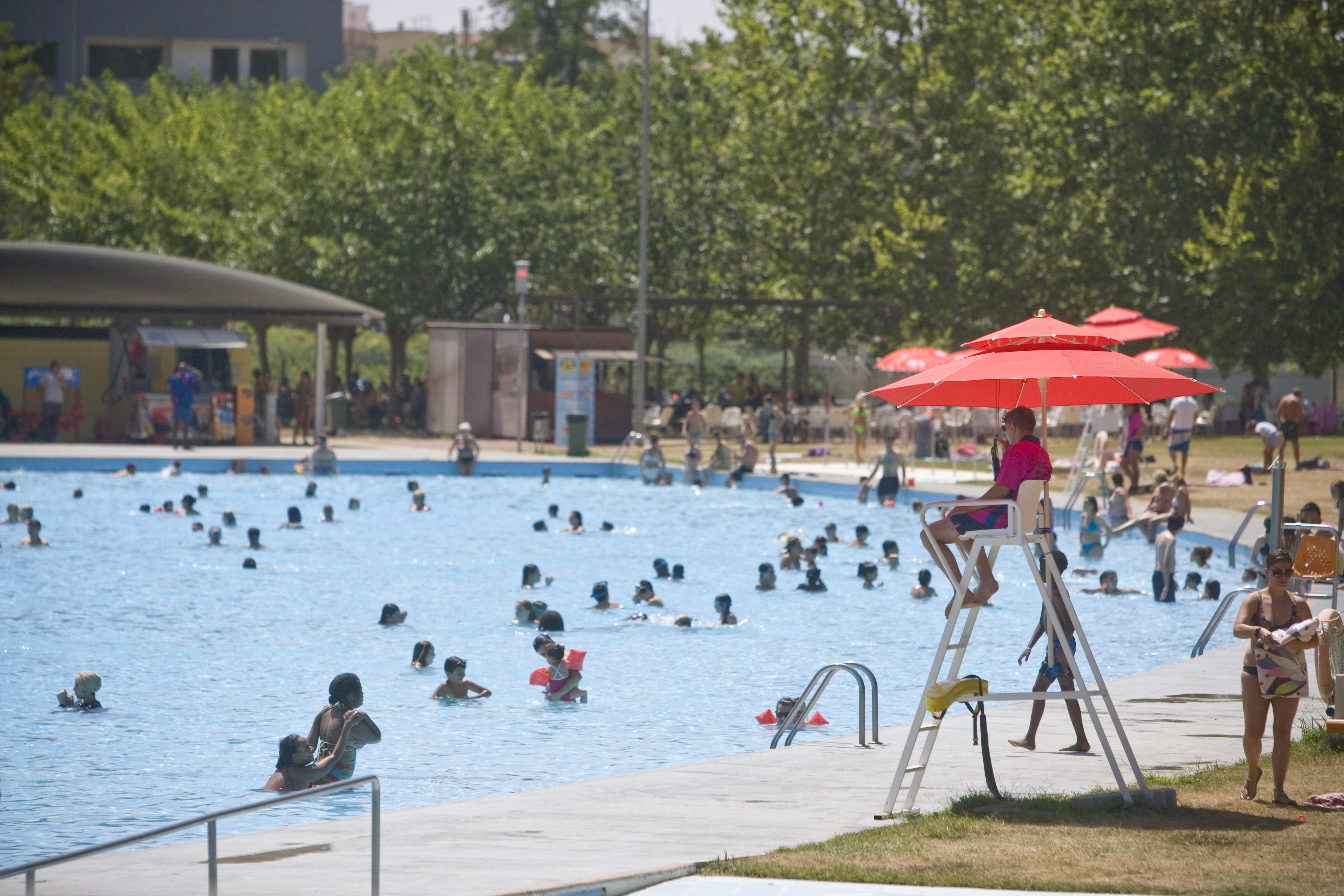Els Ajuntaments decidiran quines piscines seran refugis climàtics