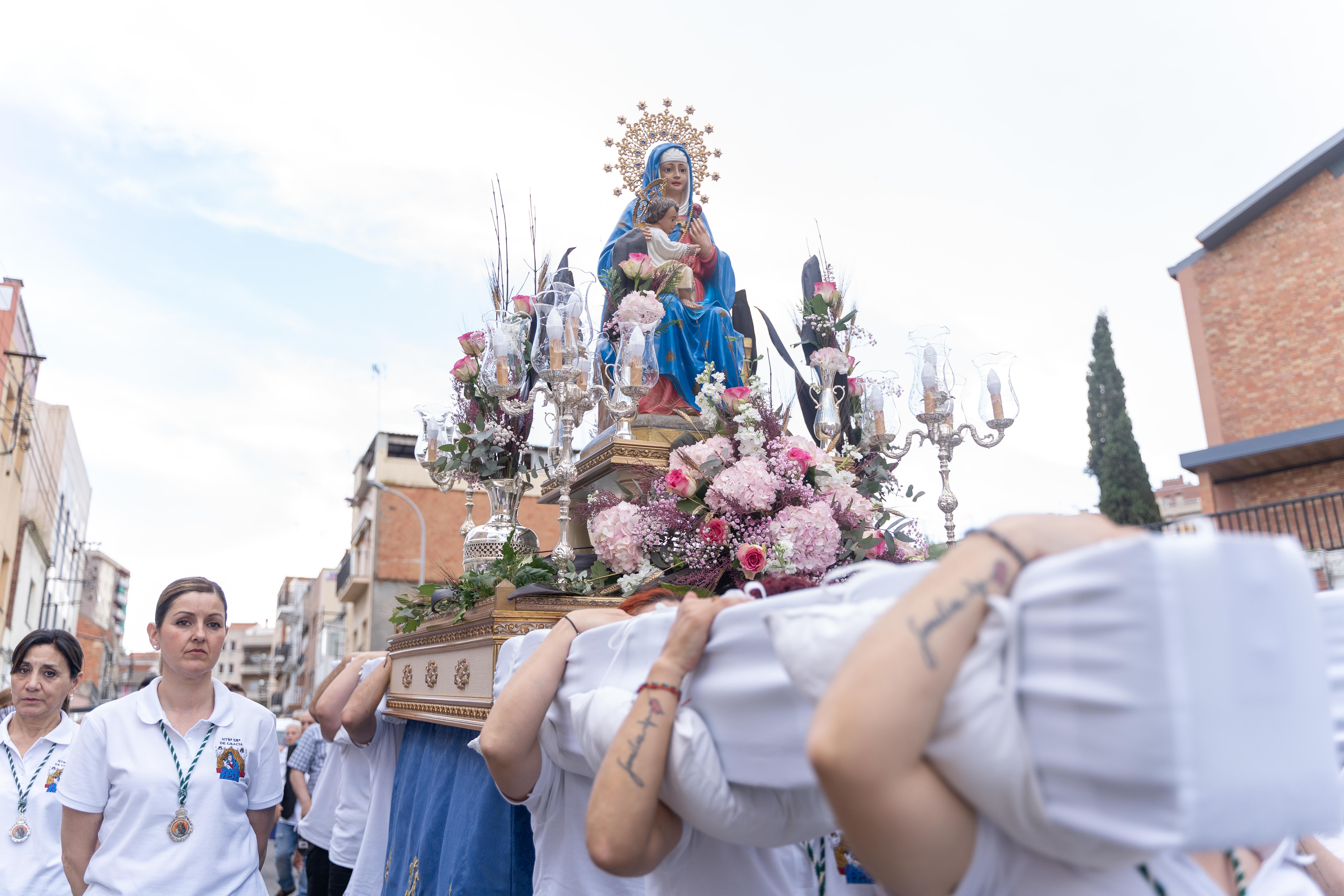FOTOS | La Verge de Gràcia llueix pels carrers de Can Puiggener