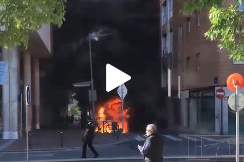 VÍDEO | Un foc de contenidors afecta un bloc de pisos de Terrassa