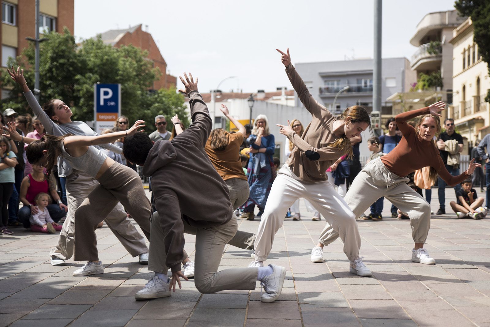 Sant Cugat surt a ballar als carrers - 