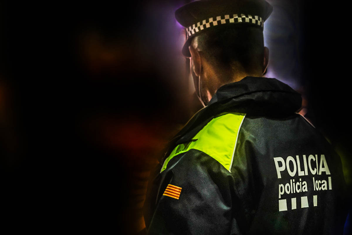 Es fuga després de xocar contra dos cotxes i acaba detingut per agredir un agent