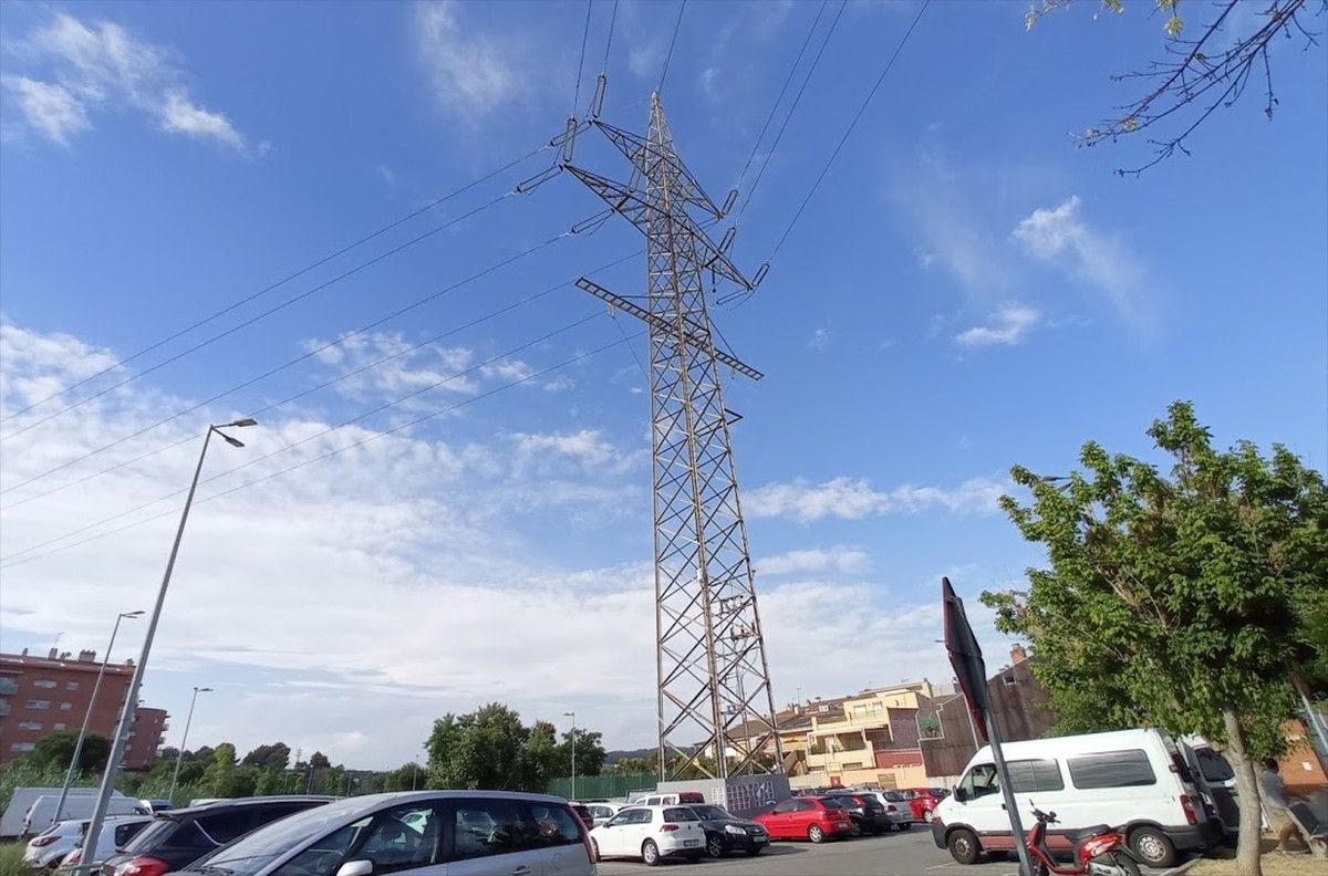 Ajut per desplaçar una línia d’alta tensió a Rubí