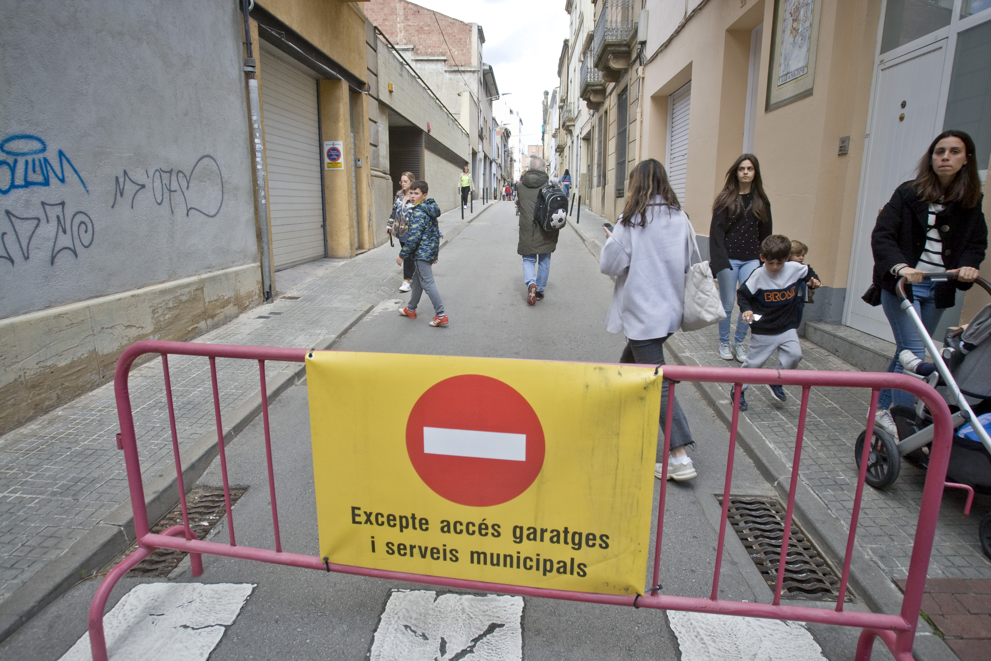 Tallen el carrer de Sant Jaume de Terrassa a les entrades i sortides escolars