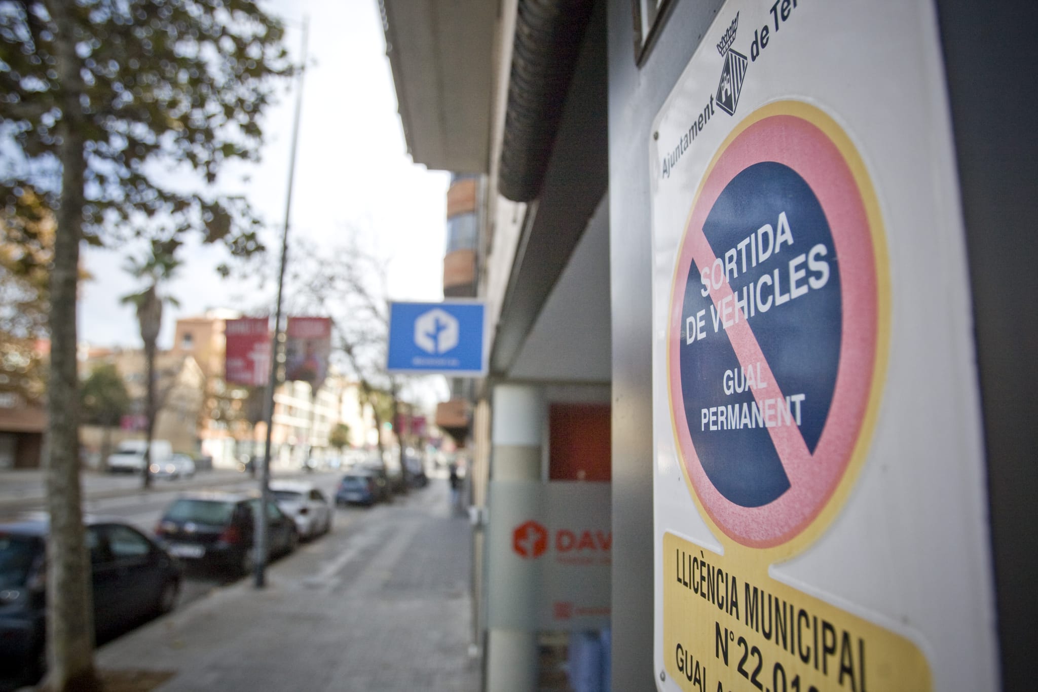 Es pot aparcar davant un garatge sense gual?