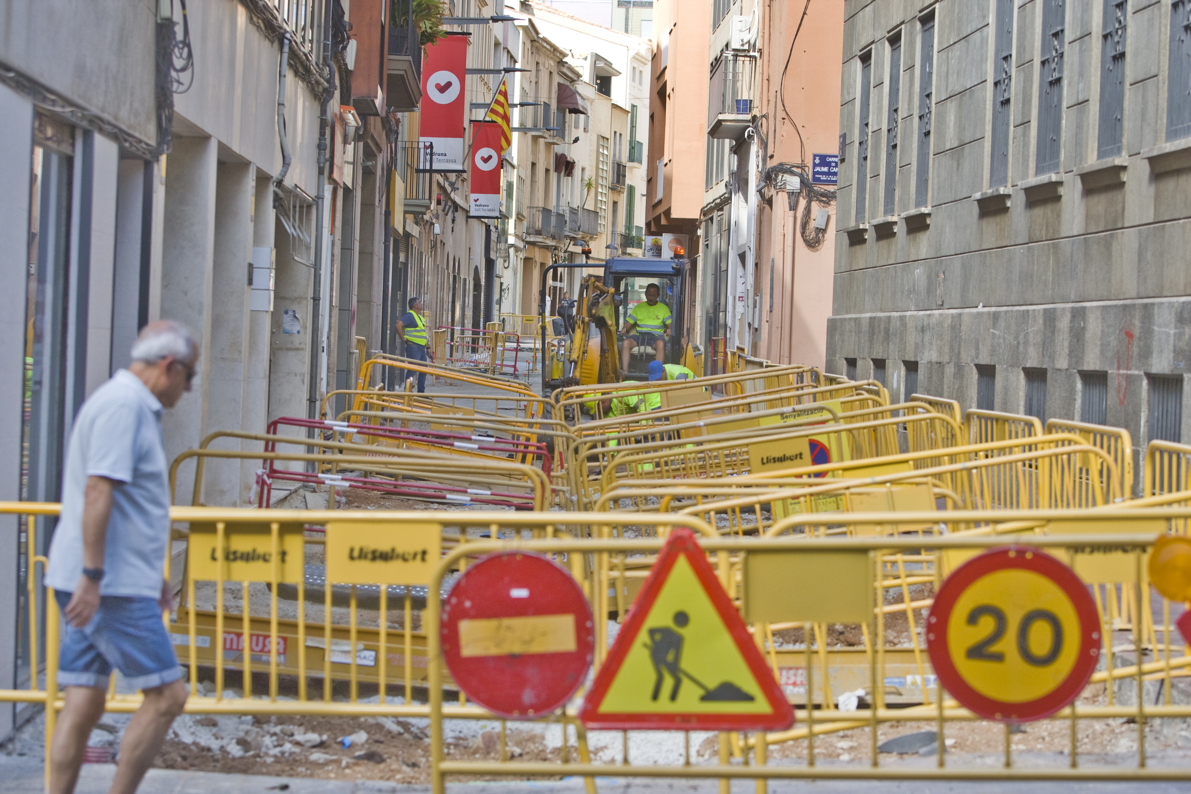 Tall de pas de vehicles i de vianants a un sector de Terrassa