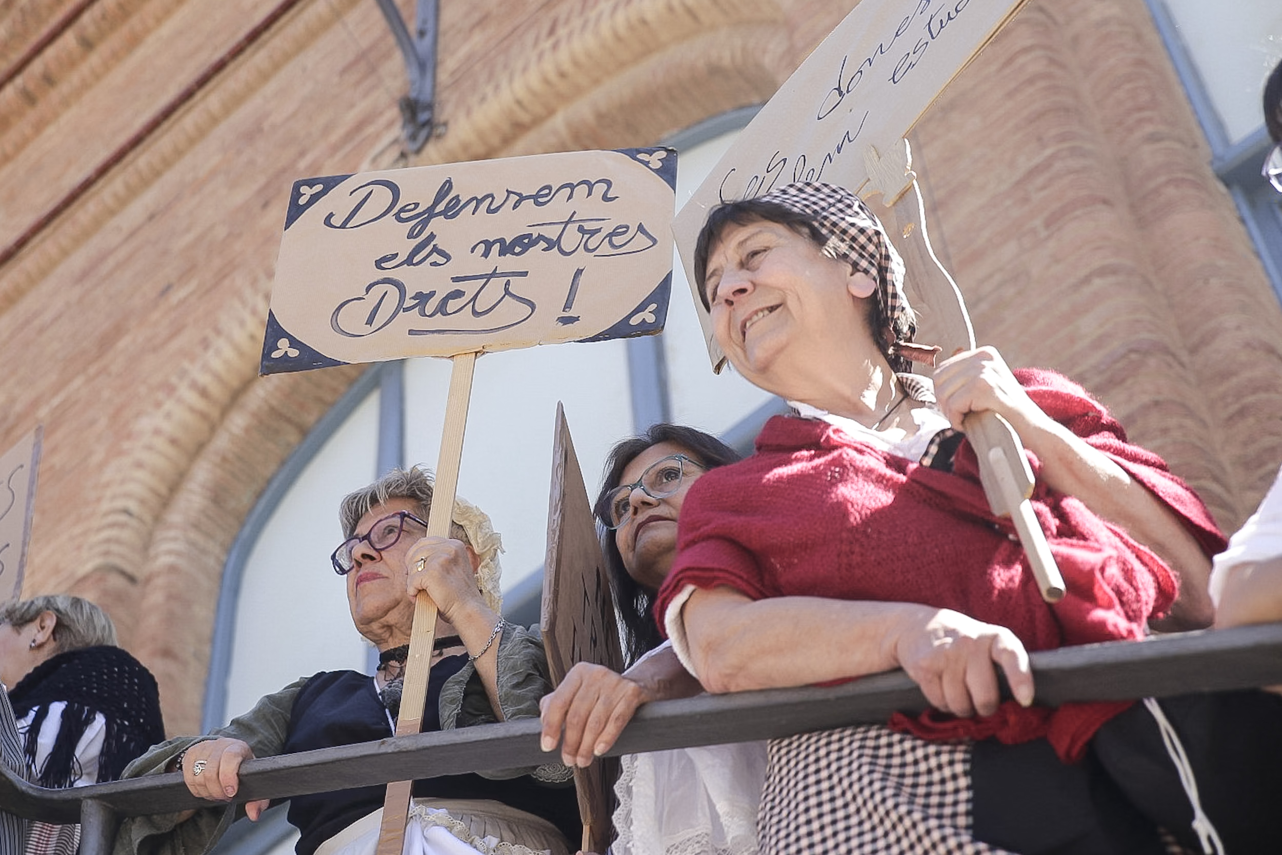 FOTOS | Recreació d'una manifestació feminista a la Fira Modernista