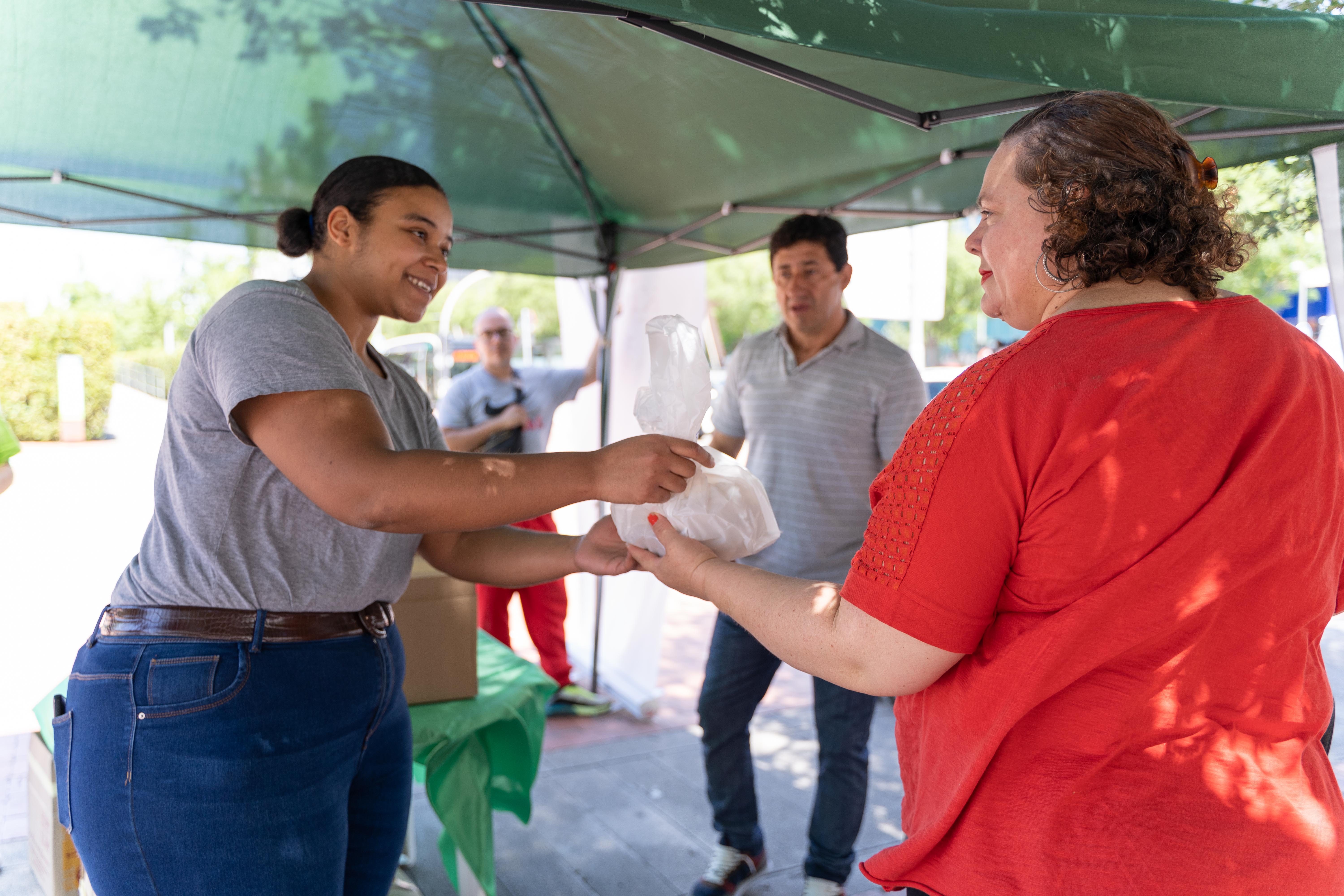 El col·lectiu Espartanas realitza un repartiment d'aliments solidàri