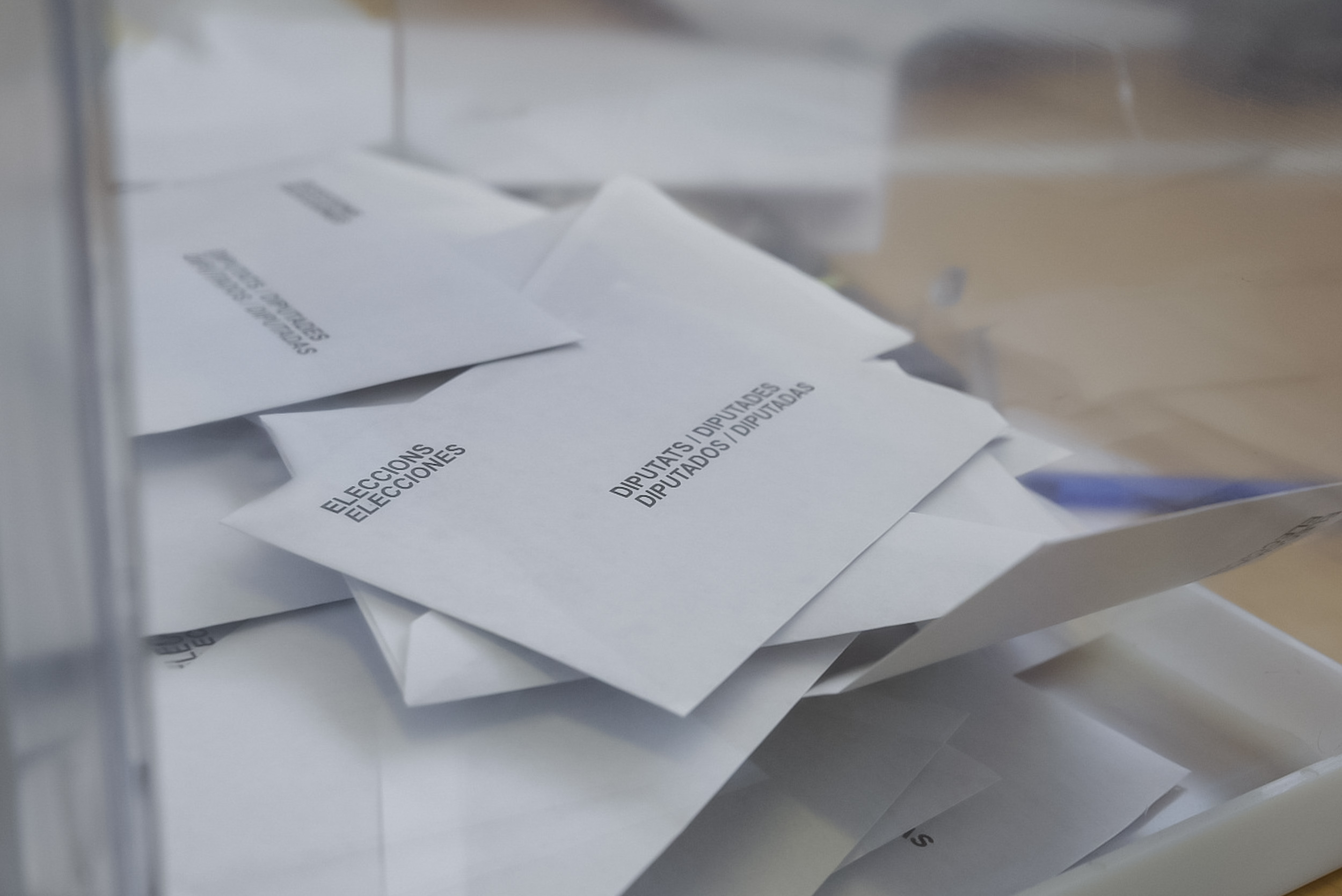 Una dona fica per error 100 euros en una urna a Terrassa