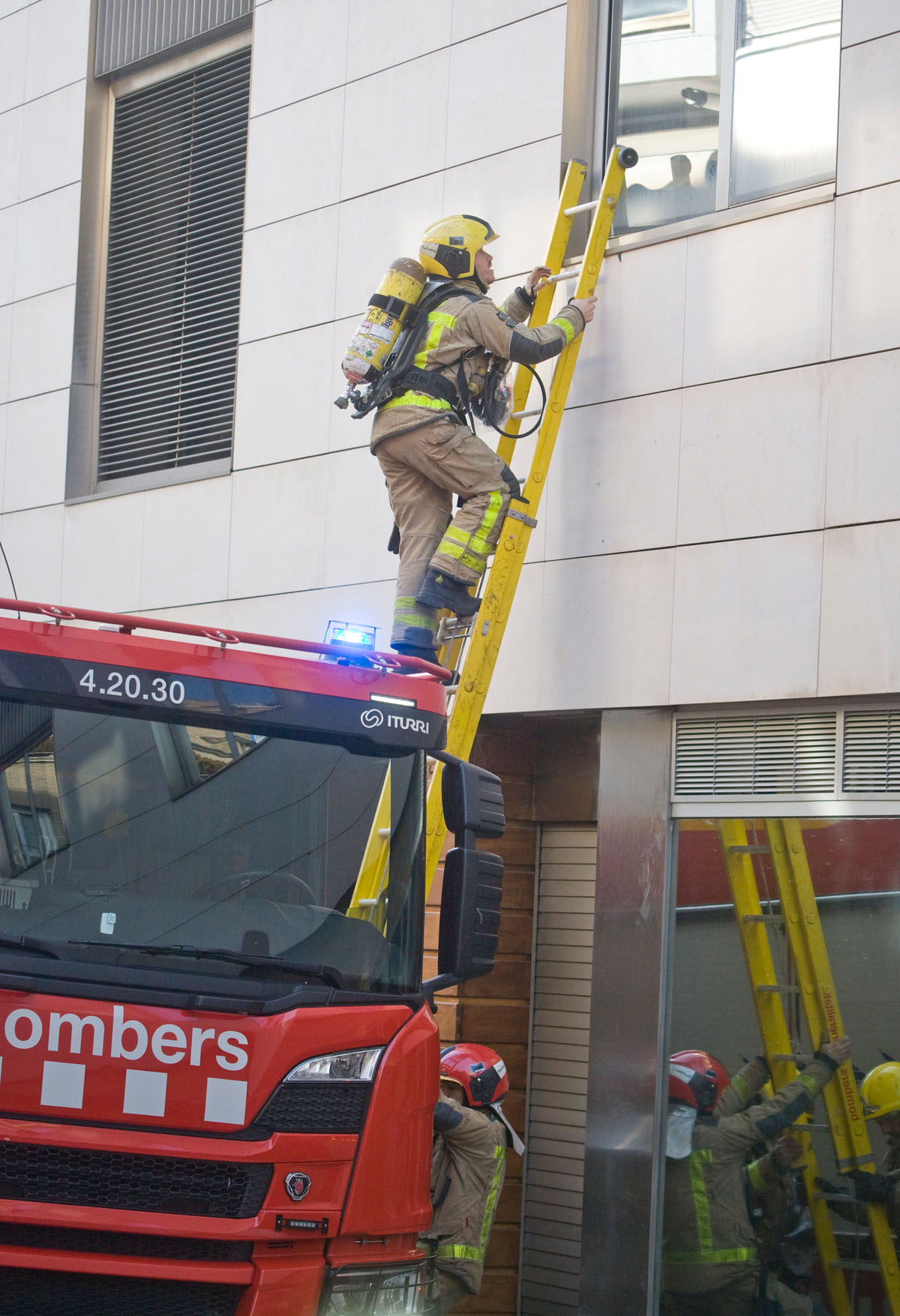 Un camió de la brossa s'estavella contra un balcó a Terrassa