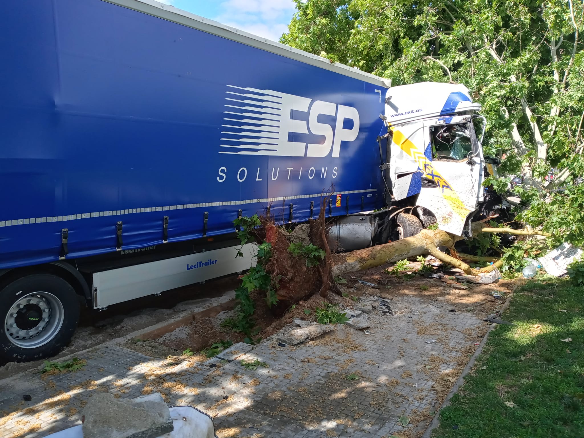 Un tràiler envaeix una vorera i arrenca un arbre a Terrassa