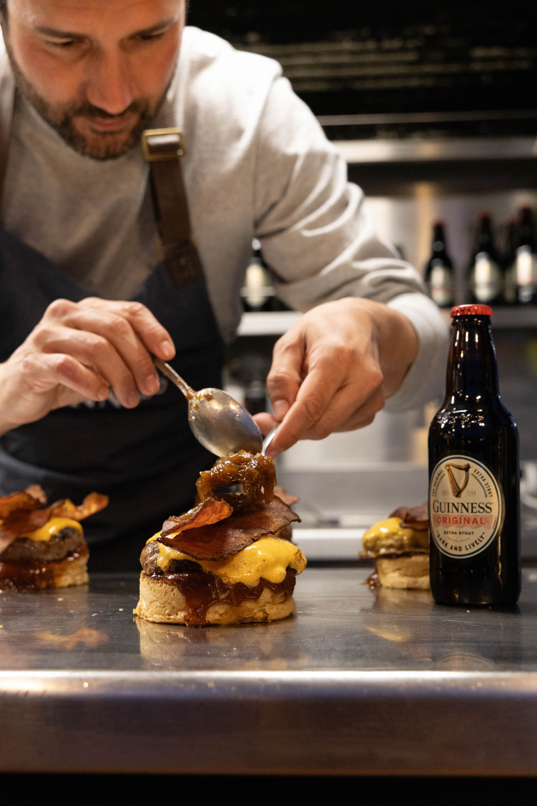 Eneko fusiona cervesa negra amb hamburguesa