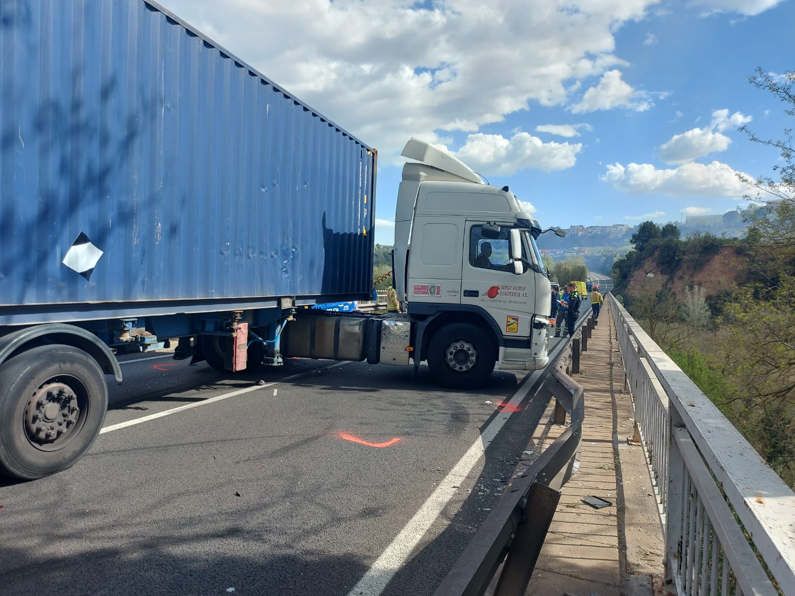 Xoc entre un camió i un cotxe de la Policia Municipal de Sabadell a la carretera de Castellar