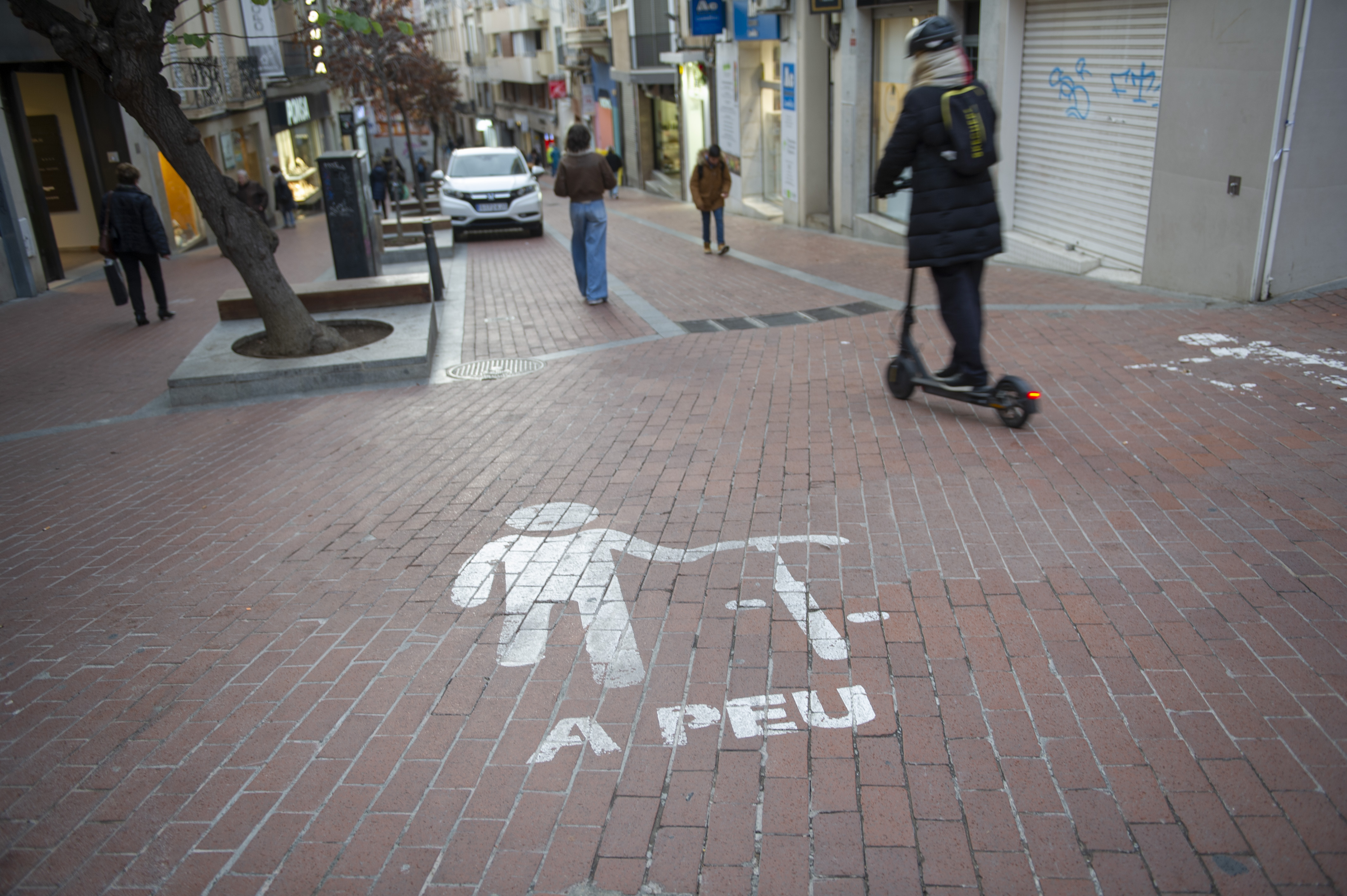 Terrassa prohibeix els patinets a tota l'illa de vianants