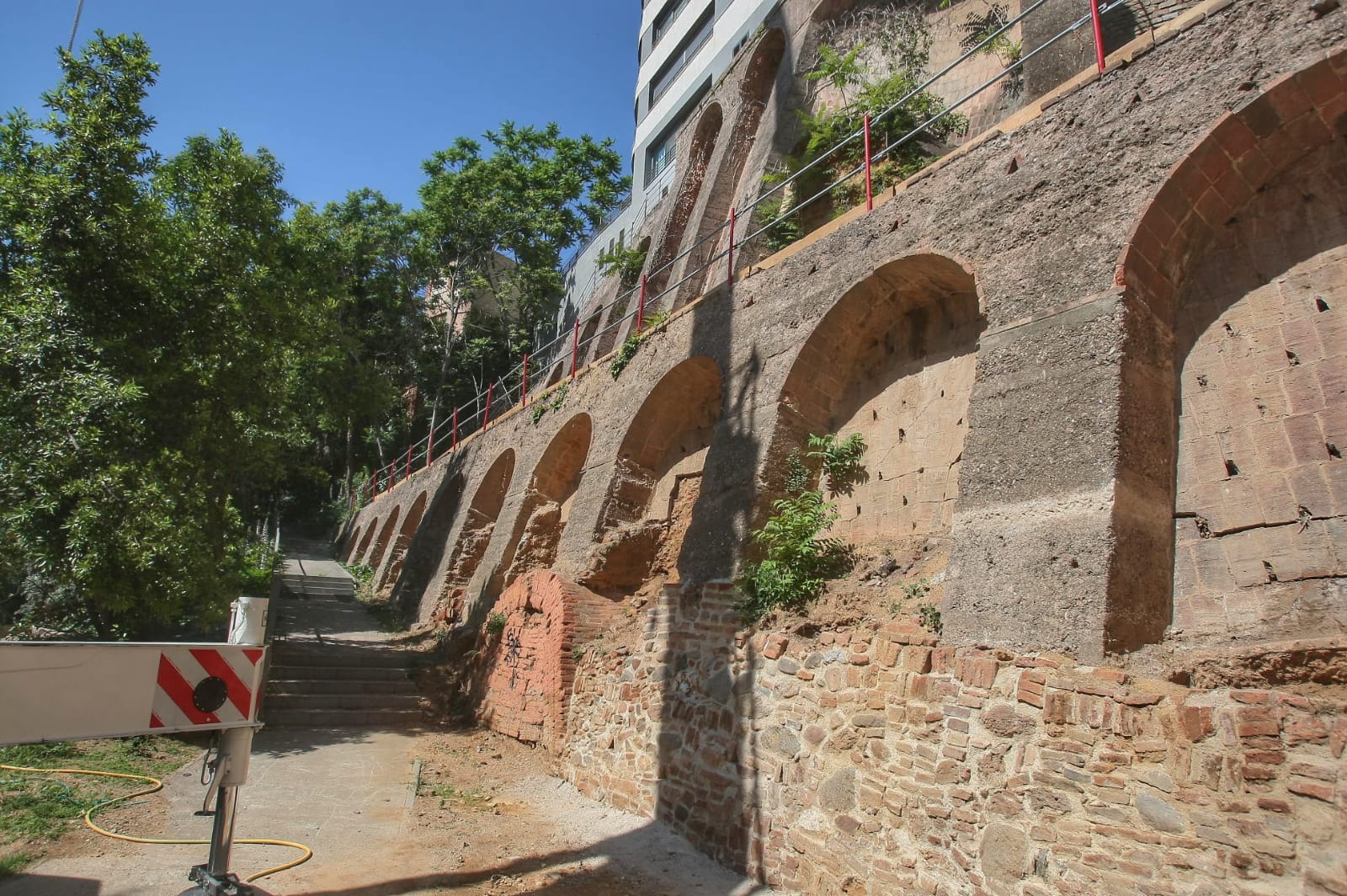 Xarxa de bigues per consolidar el mur del pont de Sant Pere de Terrassa