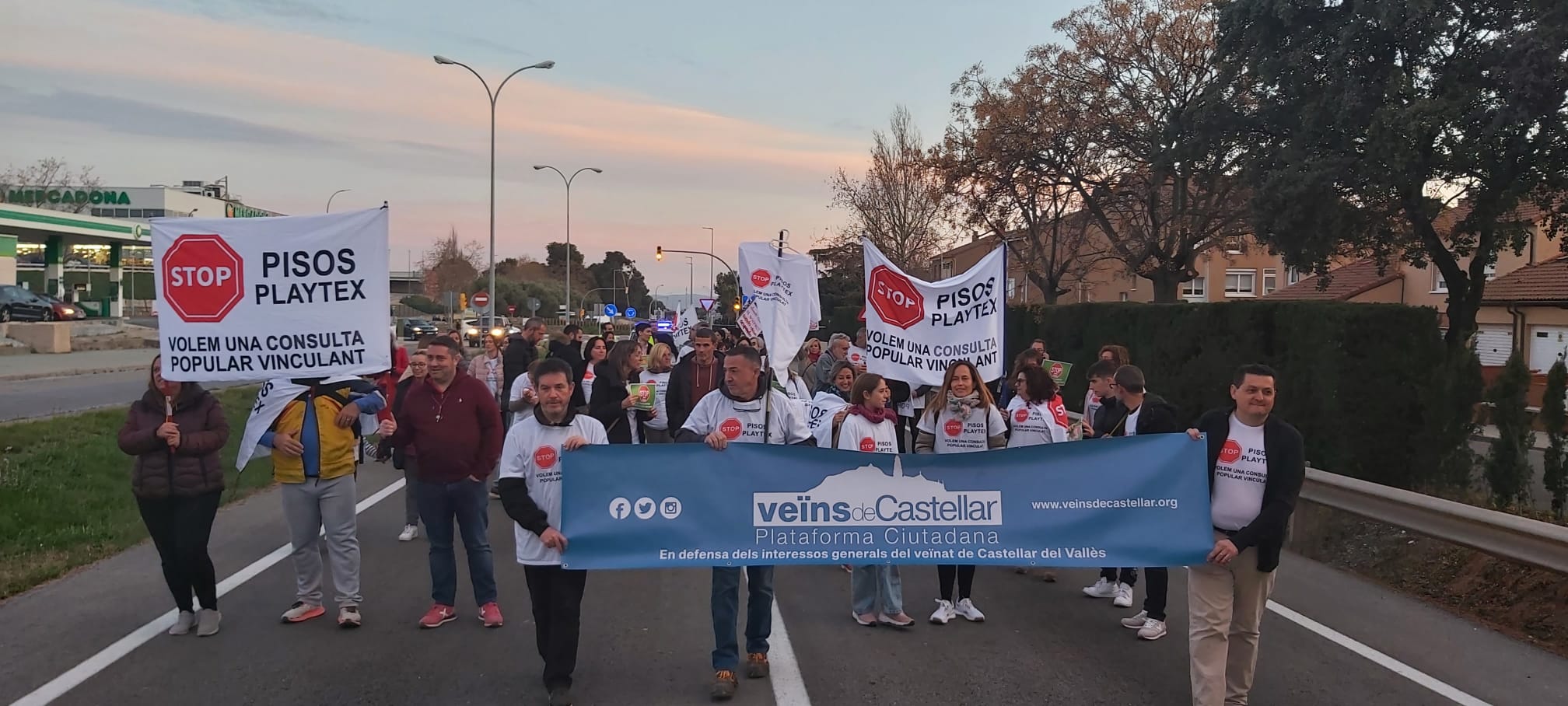 Manifestació a Castellar per exigir una consulta popular sobre l'antiga Playtex