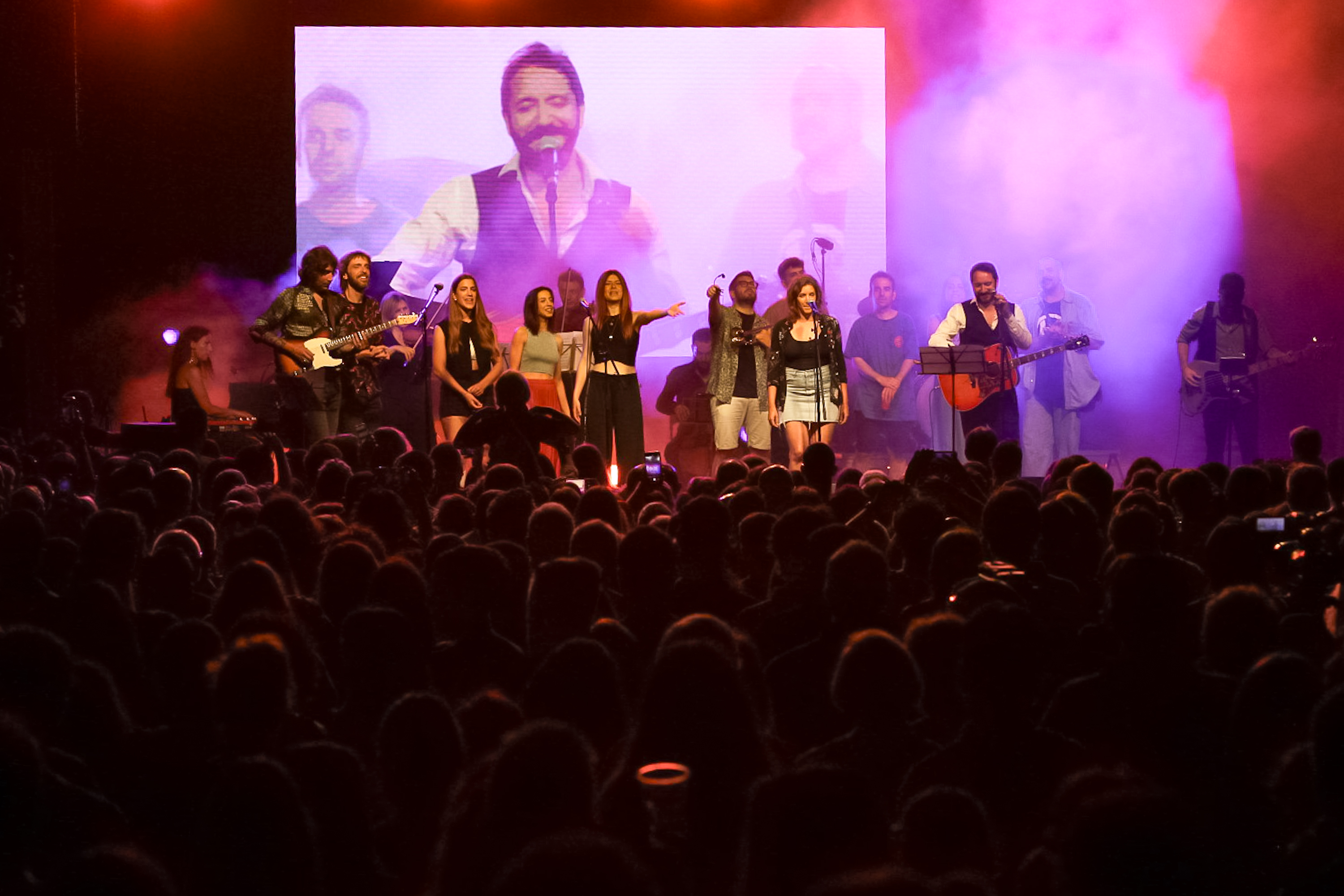 Generació Terraça omple la Plaça Vella de música per 