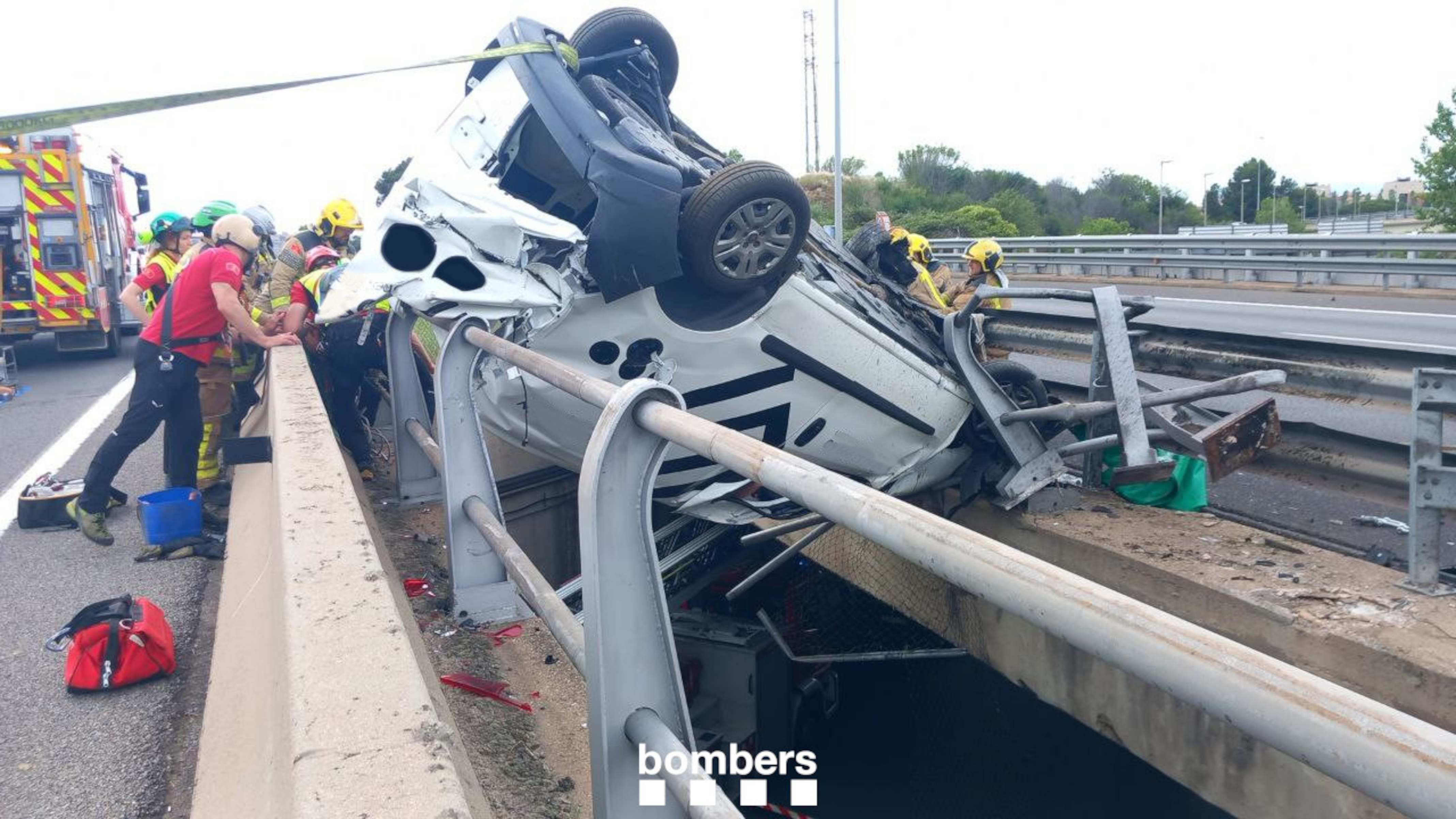 Un vehicle penjant d'un pont talla la circulació de la C-58