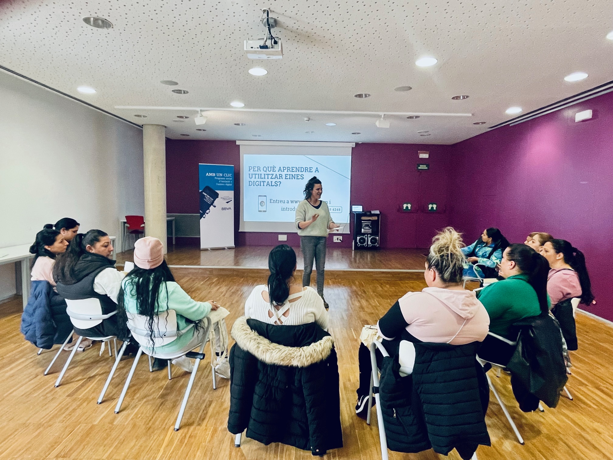 El programa 'Amb un clic' s'estrena a Sabadell per reduir la bretxa digital