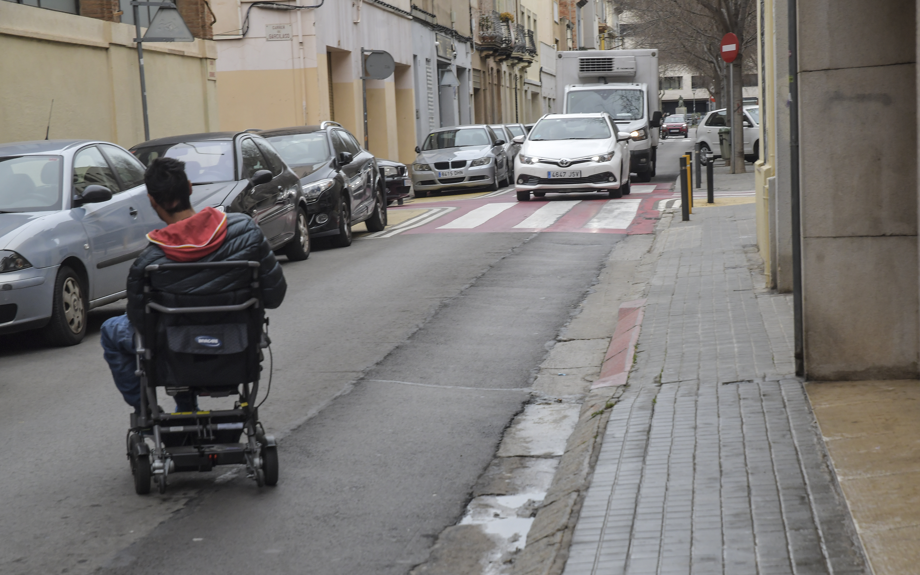 VÍDEO | Les dificultats de desplaçar-se amb cadira de rodes per Sabadell